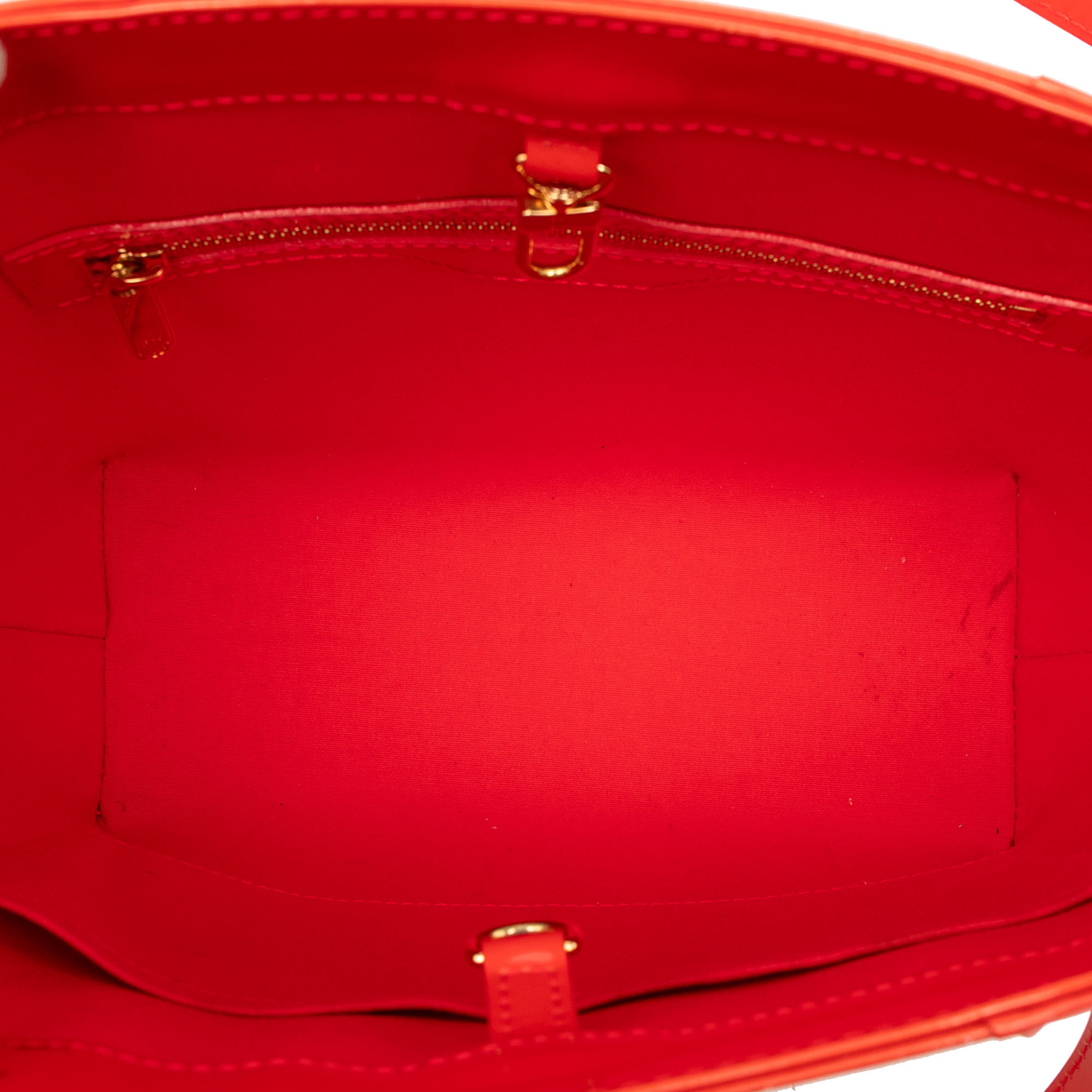 Louis Vuitton Monogram Vernis Avalon Mm, från Luxclusif, i färgen red. Klicka för att öppna bilden i stort format