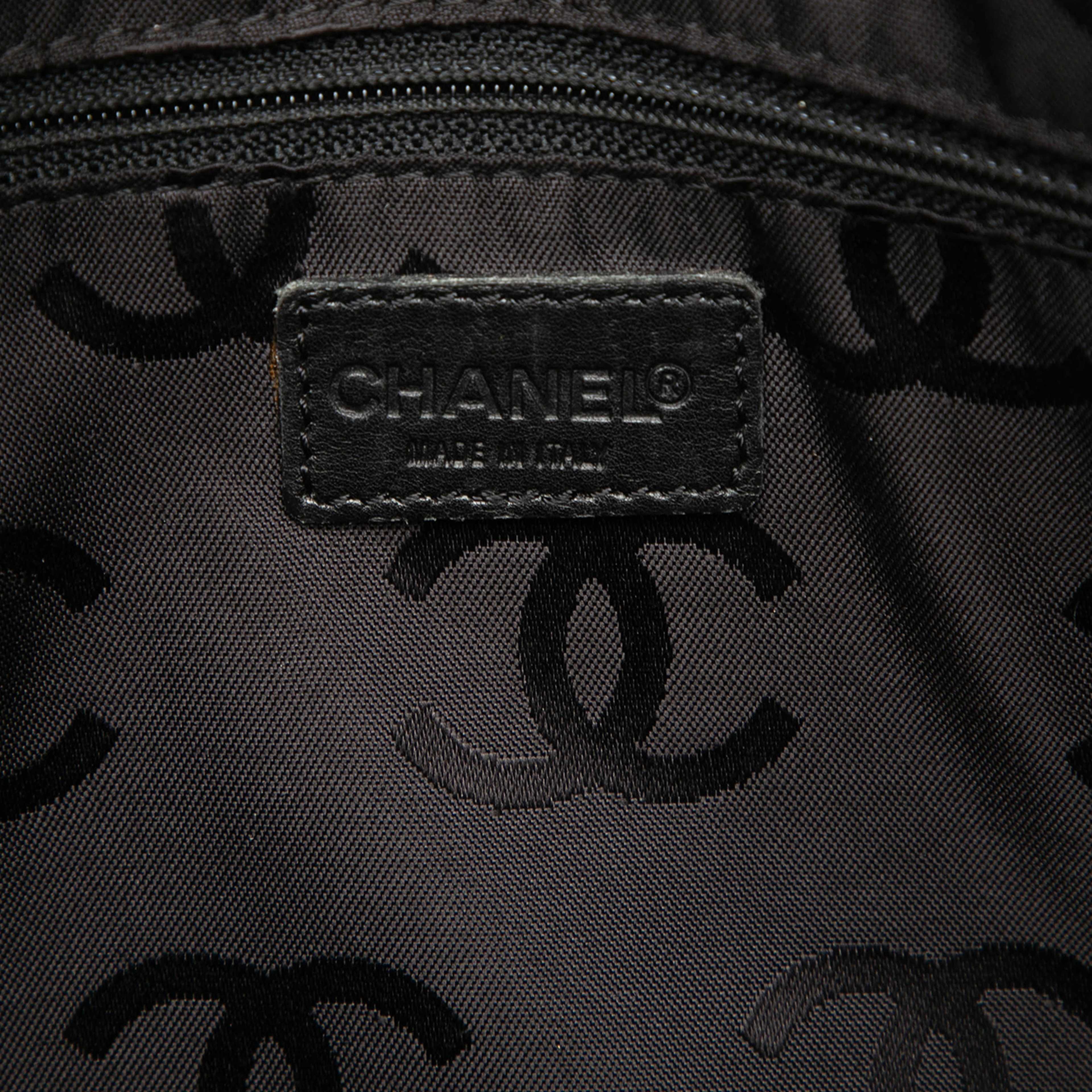 Chanel Cc Lambskin Wild Stitch Handbag, från Luxclusif, i färgen black. Klicka för att öppna bilden i stort format