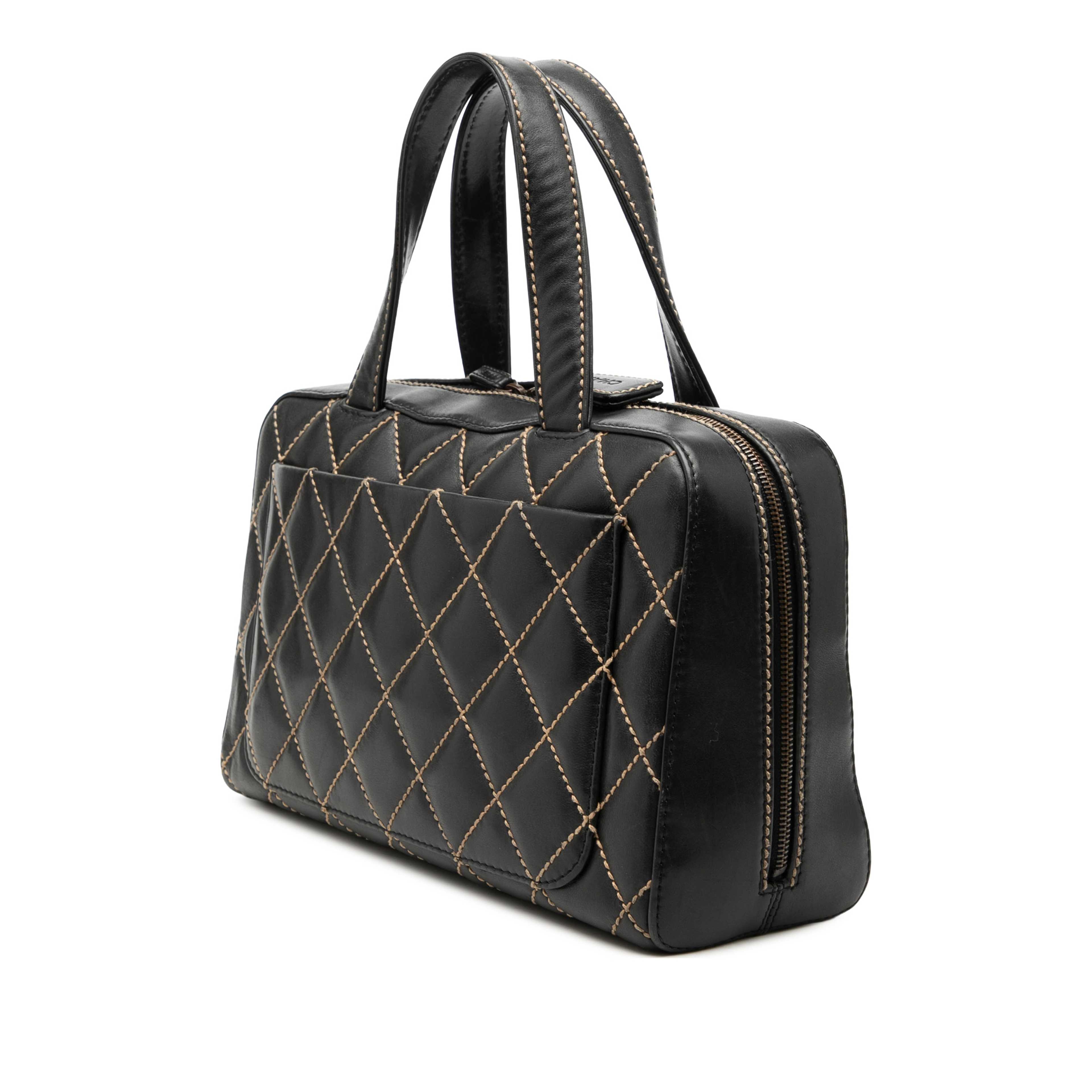 Chanel Cc Lambskin Wild Stitch Handbag, från Luxclusif, i färgen svart. Klicka för att öppna bilden i stort format