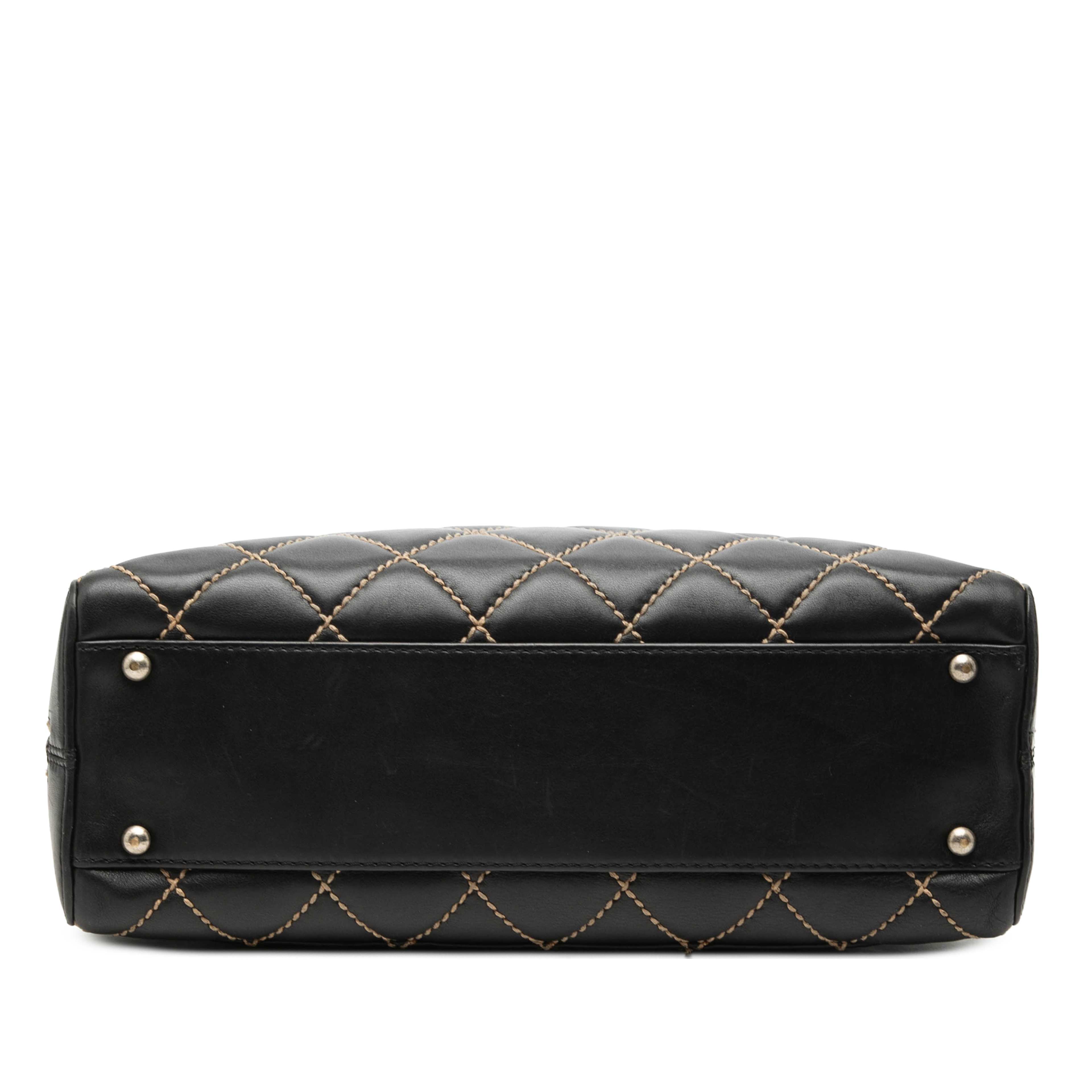 Chanel Cc Lambskin Wild Stitch Handbag, från Luxclusif, i färgen svart. Klicka för att öppna bilden i stort format