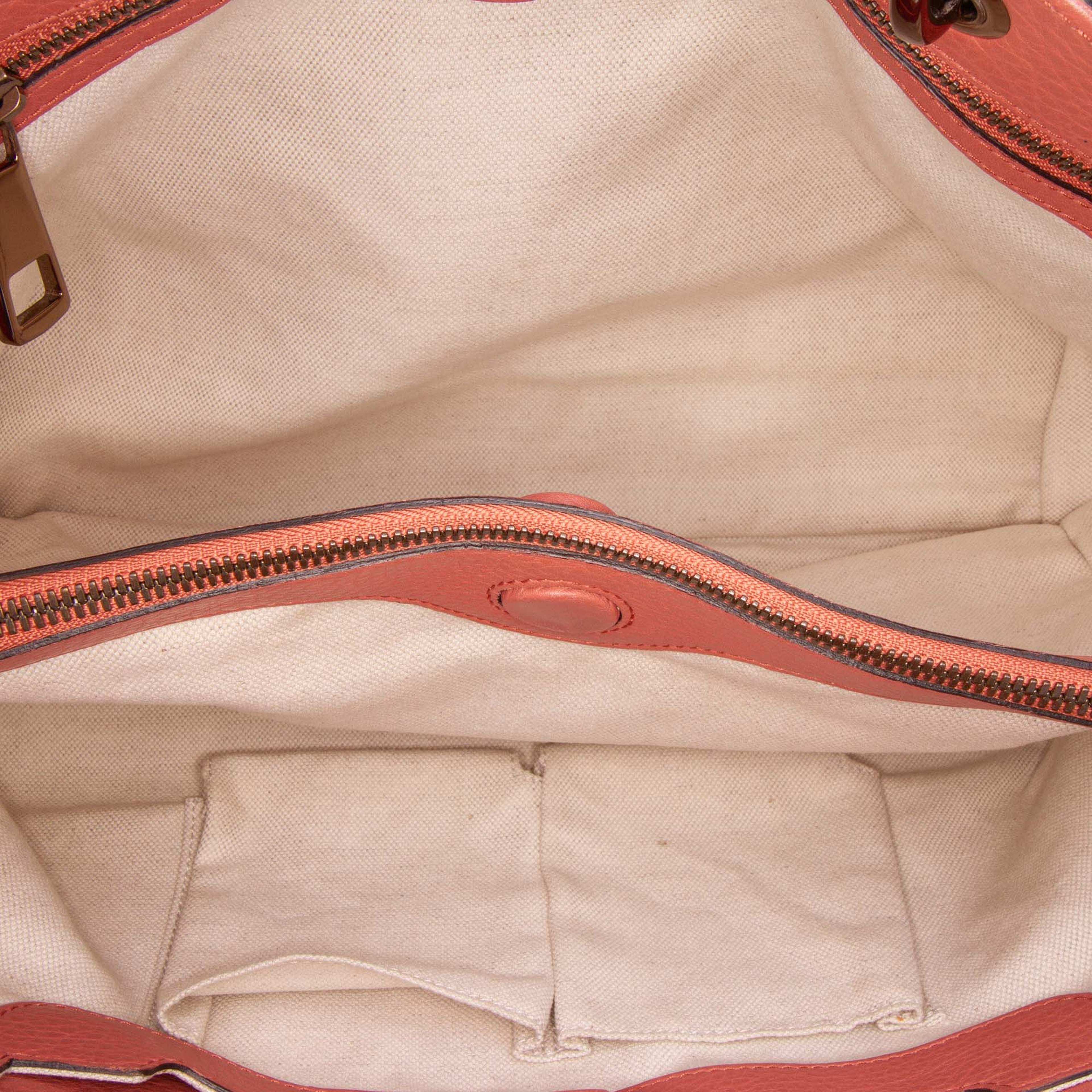 Gucci Medium Calfskin Bamboo Shopper Satchel, från Luxclusif, i färgen salmon. Klicka för att öppna bilden i stort format