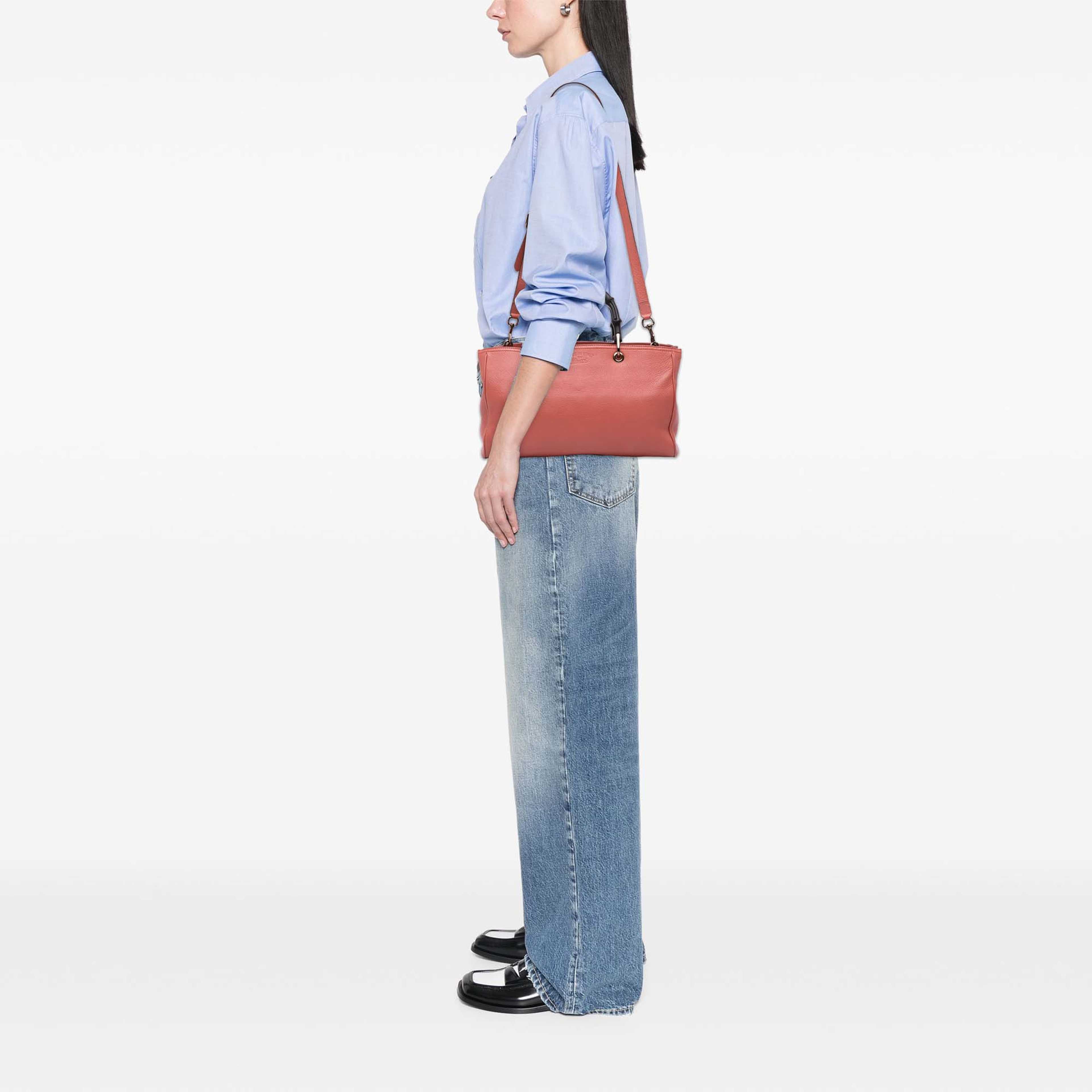 Gucci Medium Calfskin Bamboo Shopper Satchel, från Luxclusif, i färgen rosa. Klicka för att öppna bilden i stort format