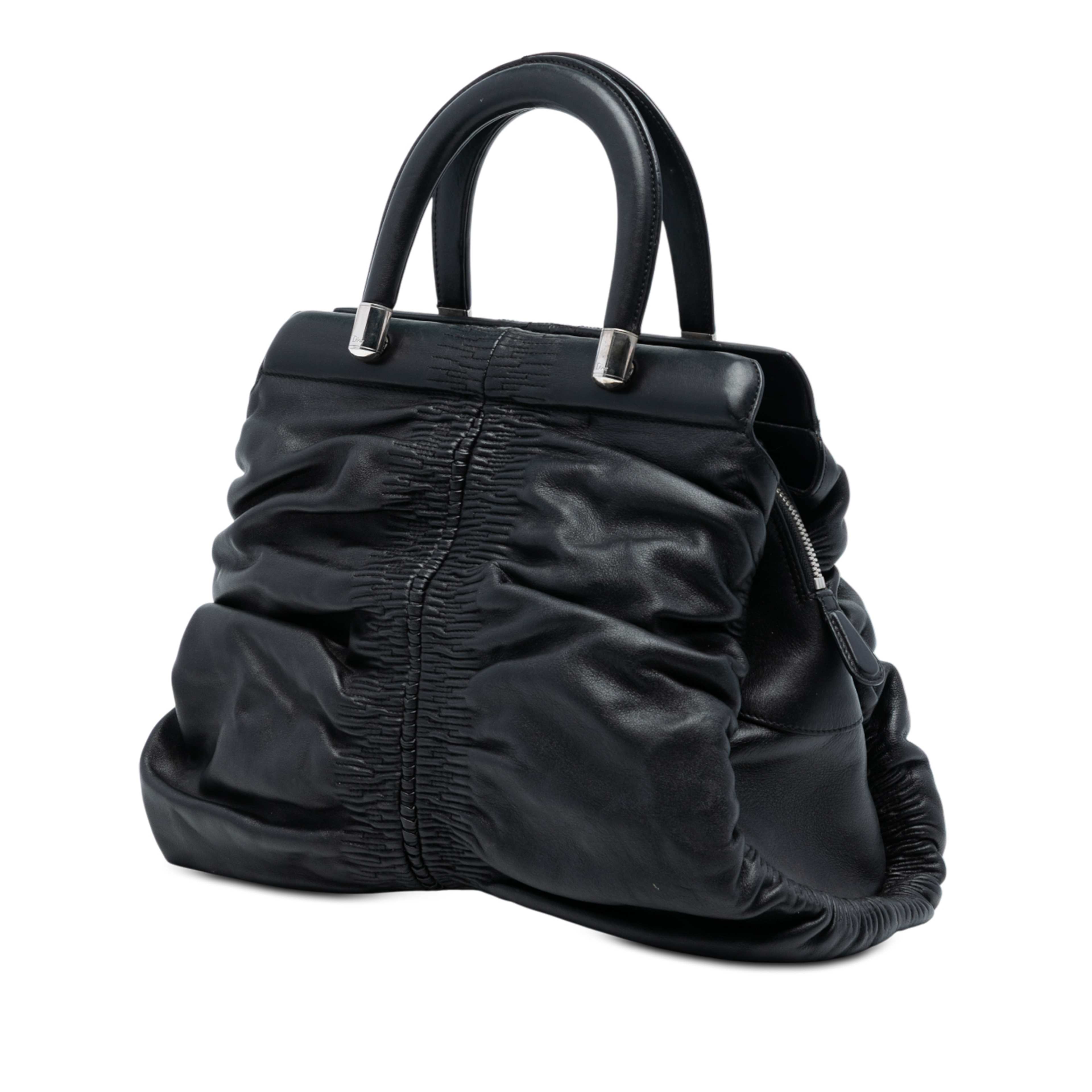 Dior Small Lambskin Karenina Frame Bag, från Luxclusif, i färgen black. Klicka för att öppna bilden i stort format