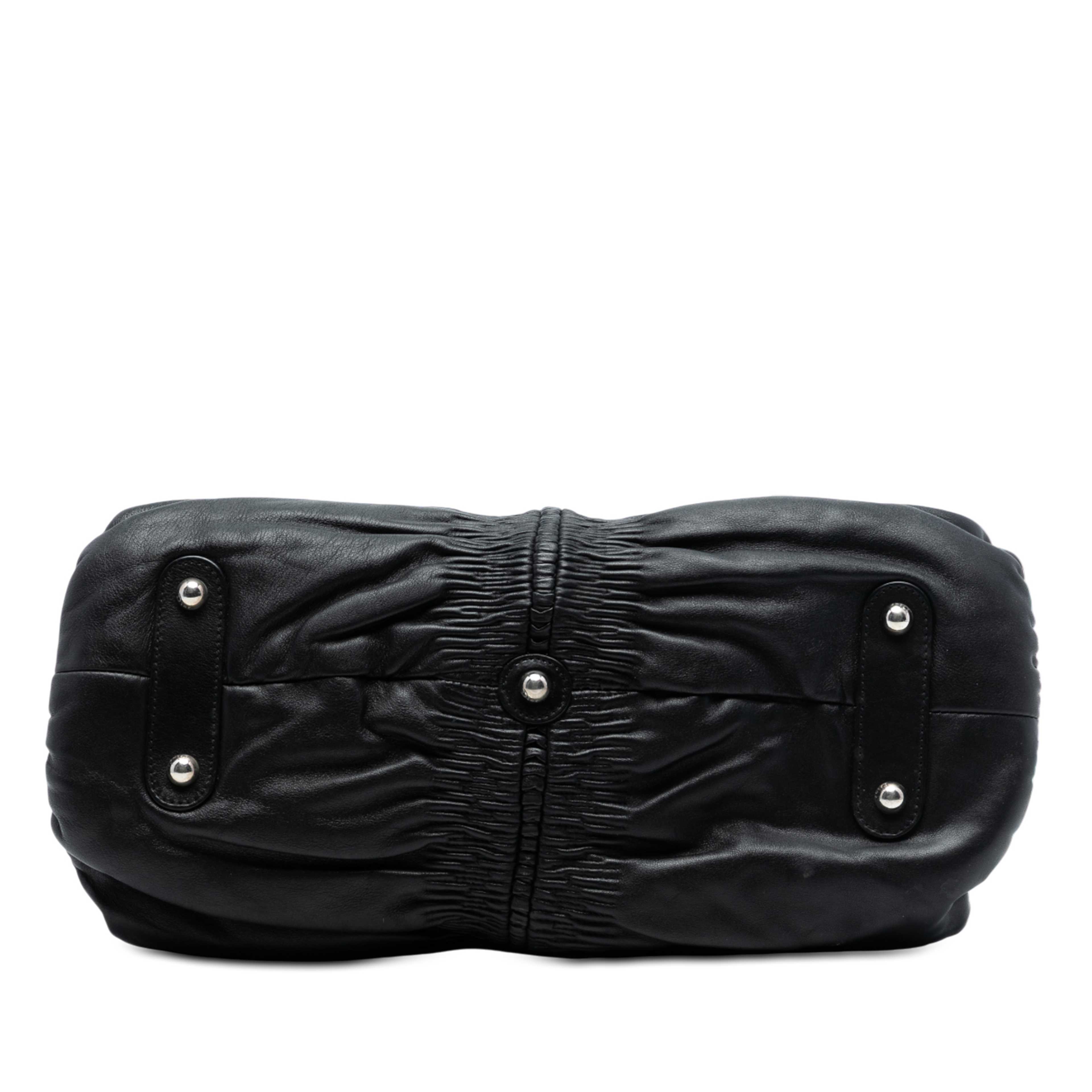 Dior Small Lambskin Karenina Frame Bag, från Luxclusif, i färgen black. Klicka för att öppna bilden i stort format