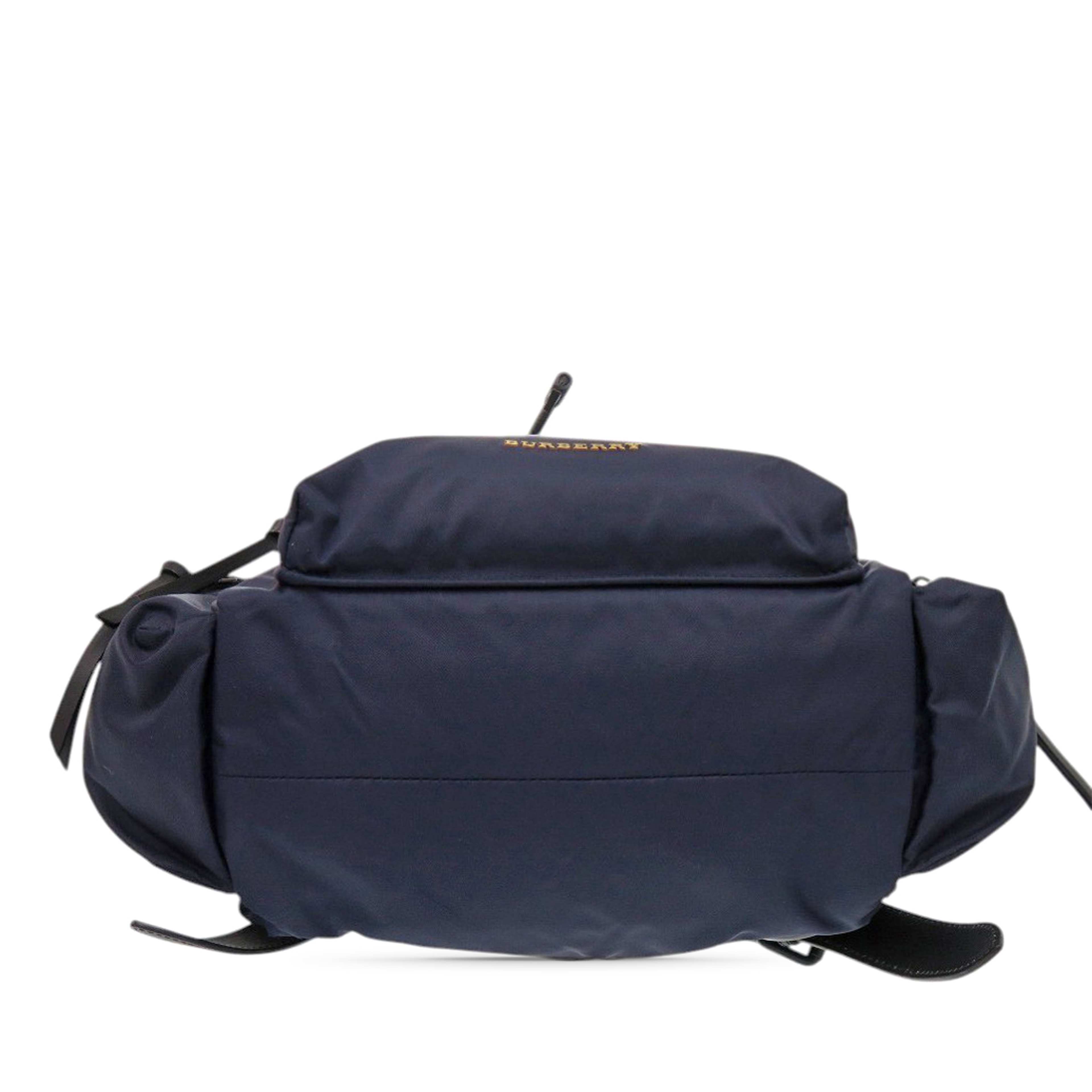 Burberry Large Nylon Runway Backpack, från Luxclusif, i färgen blå. Klicka för att öppna bilden i stort format
