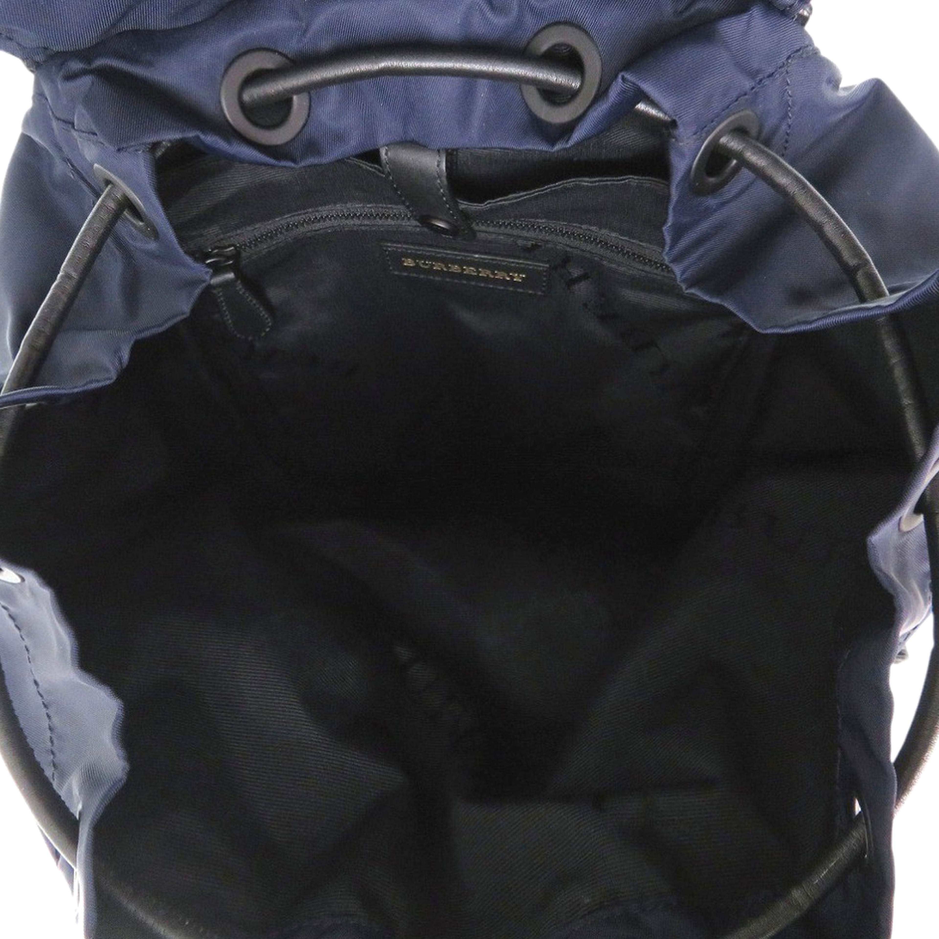 Burberry Large Nylon Runway Backpack, från Luxclusif, i färgen blå. Klicka för att öppna bilden i stort format