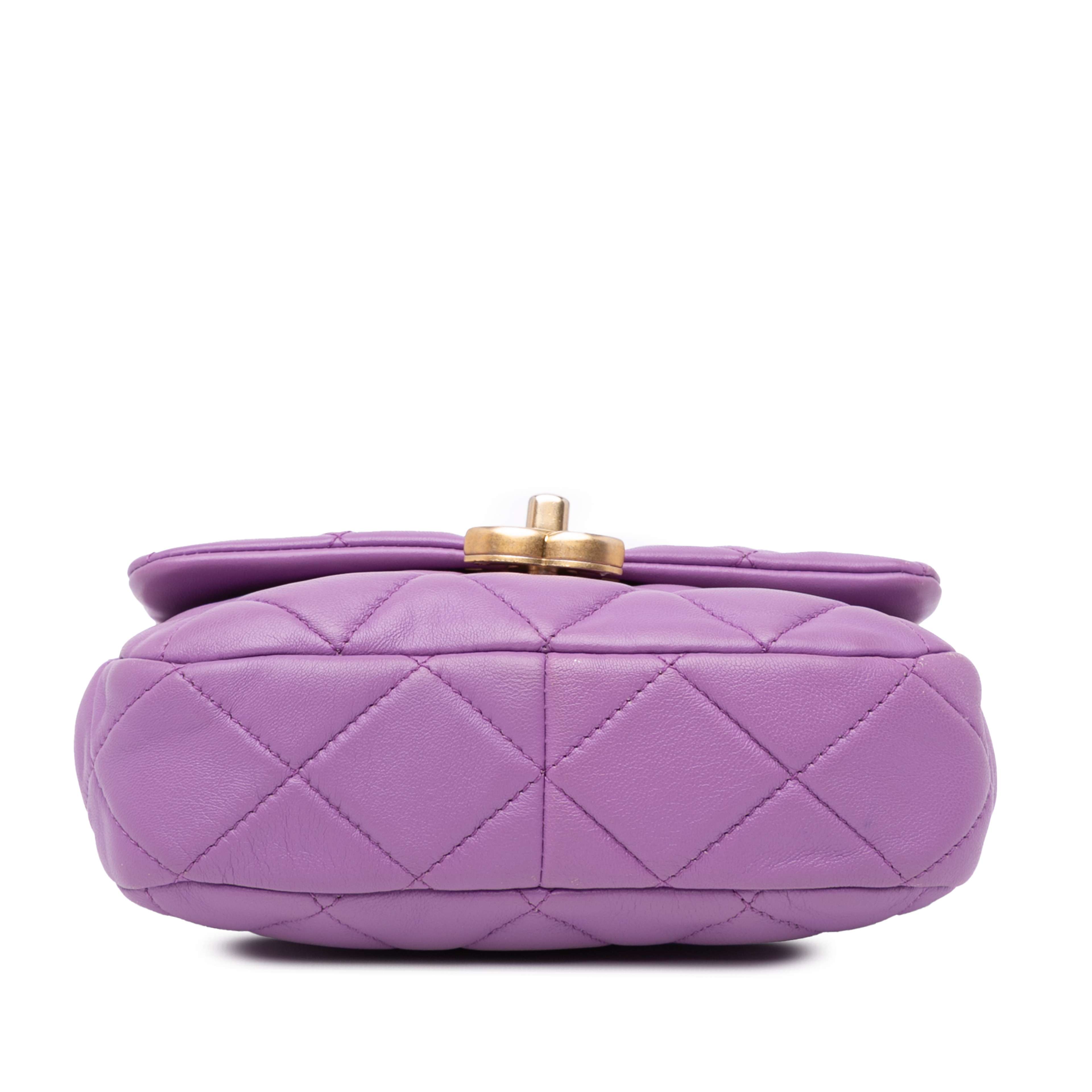 Chanel Mini Quilted Lambskin Candy Chain Flap, från Luxclusif, i färgen purple. Klicka för att öppna bilden i stort format