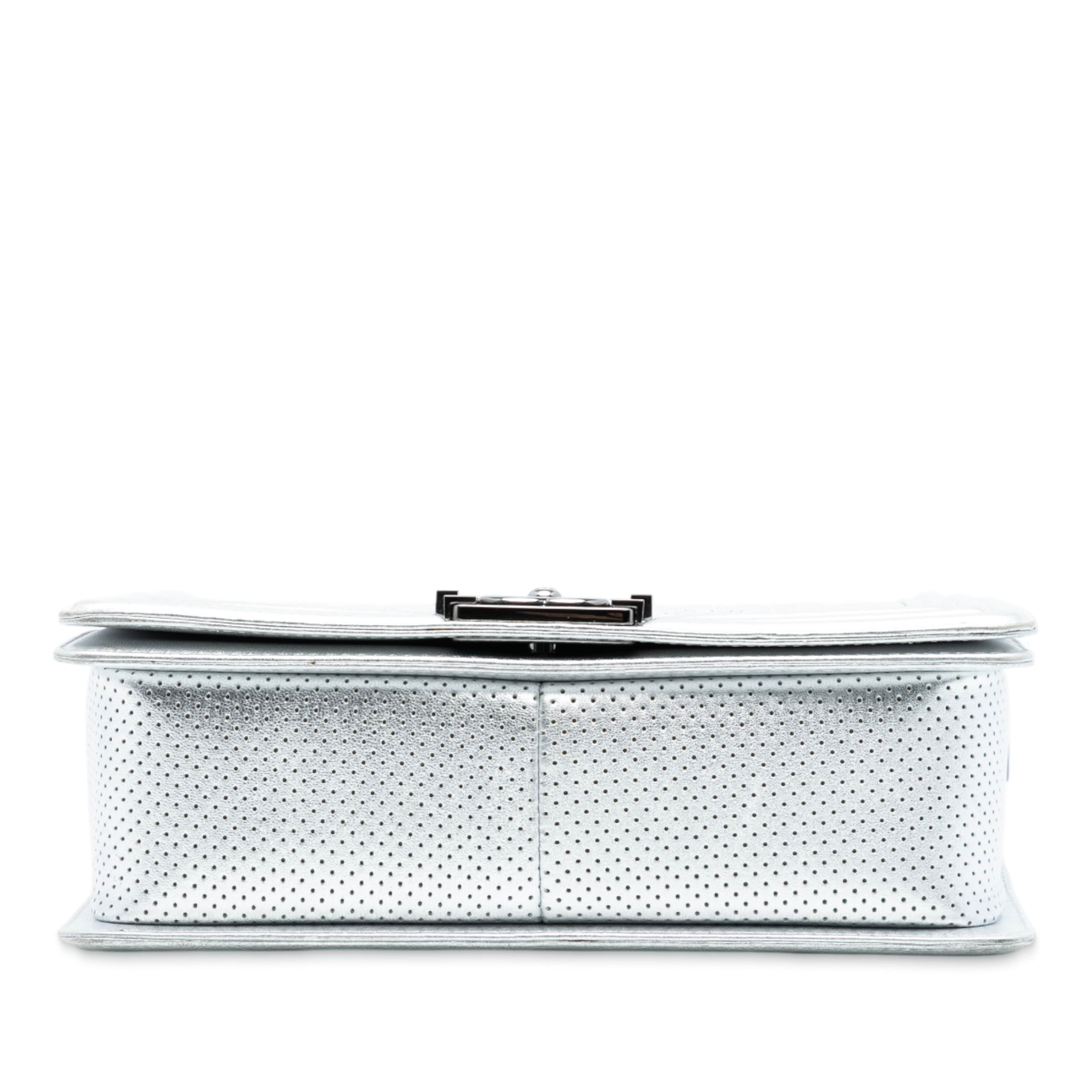 Chanel Old Medium Quilted Perforated Metallic Lambskin Boy Flap, från Luxclusif, i färgen silver. Klicka för att öppna bilden i stort format
