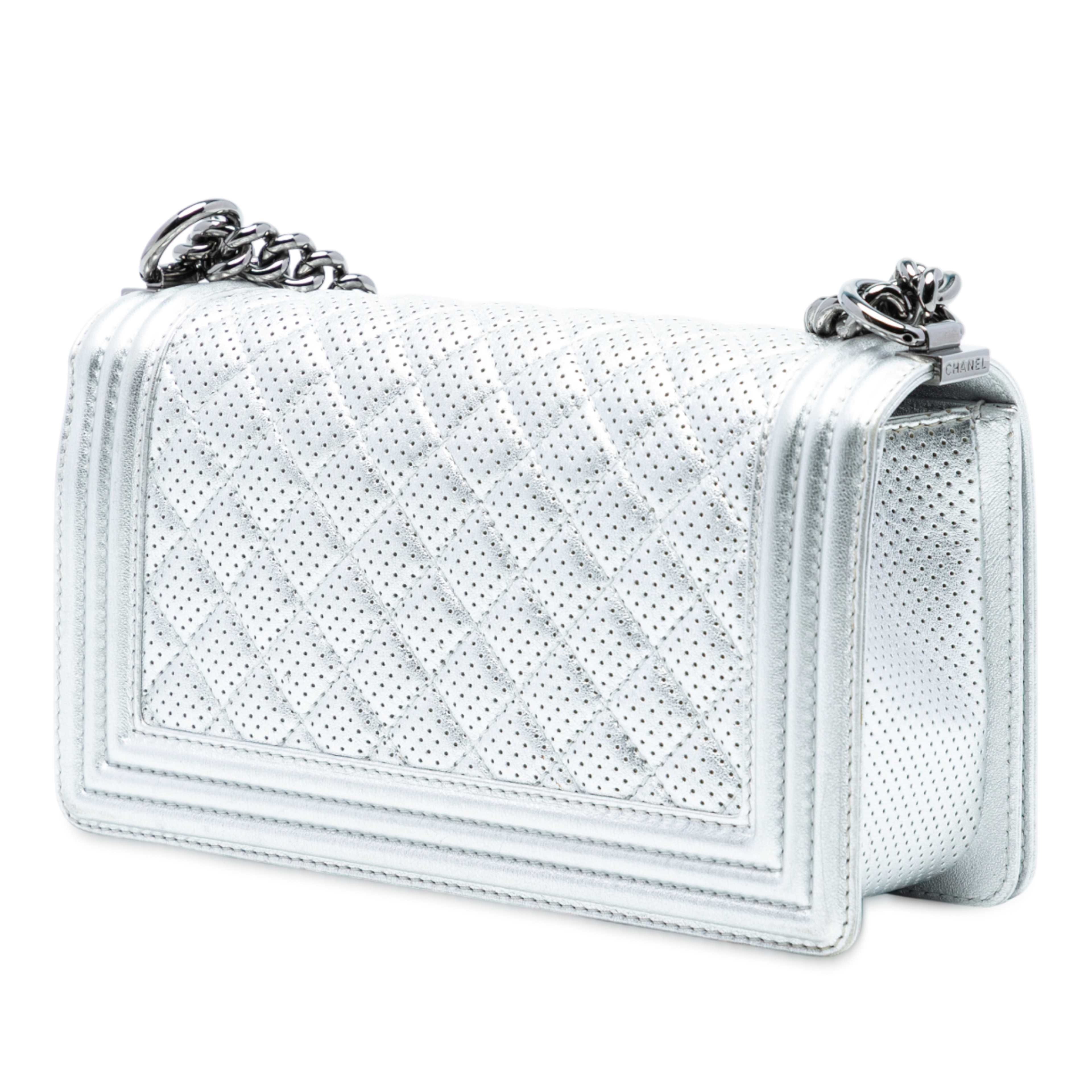 Chanel Old Medium Quilted Perforated Metallic Lambskin Boy Flap, från Luxclusif, i färgen silver. Klicka för att öppna bilden i stort format