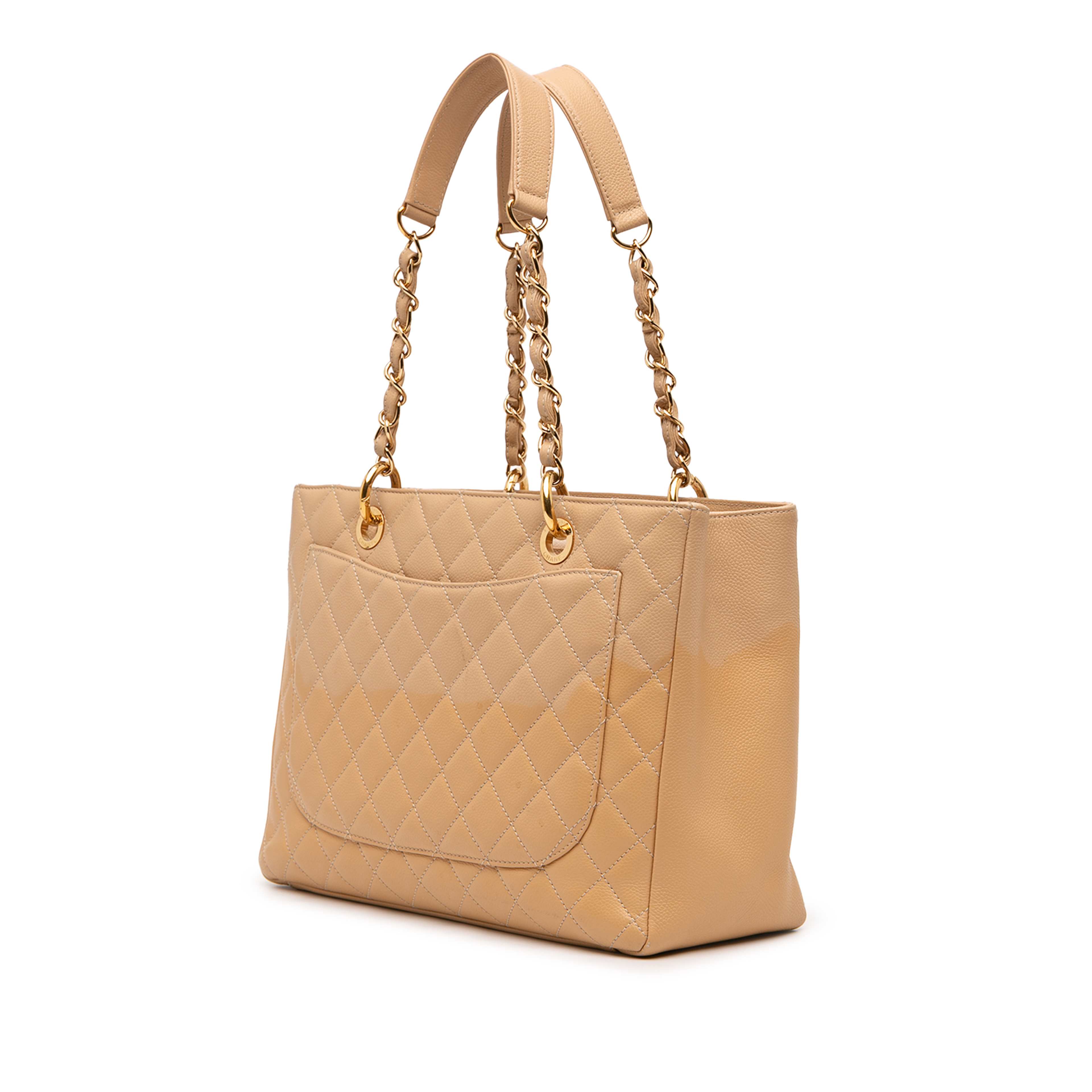 Chanel Caviar Grand Shopping Tote, från Luxclusif, i färgen beige. Klicka för att öppna bilden i stort format