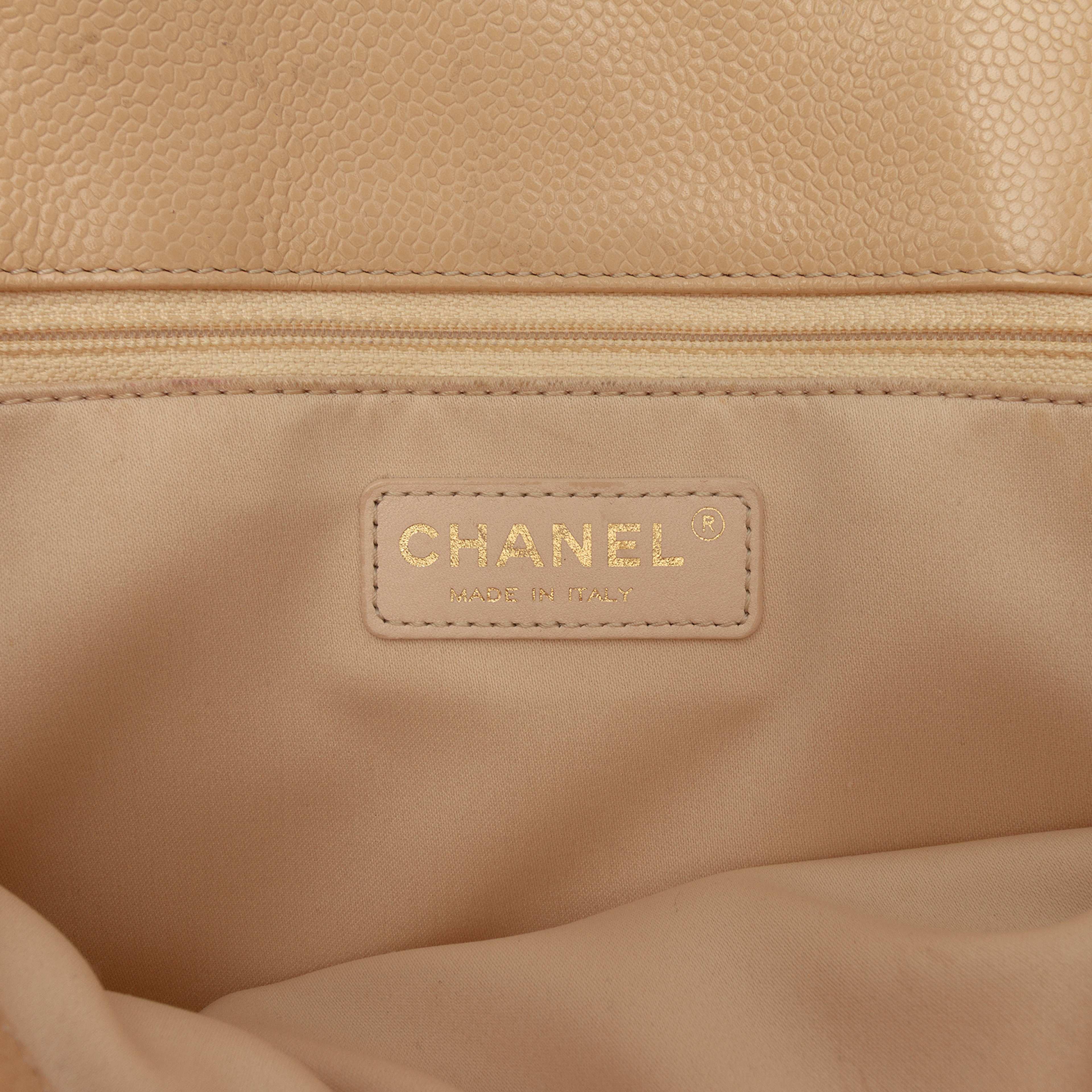 Chanel Caviar Grand Shopping Tote, från Luxclusif, i färgen beige. Klicka för att öppna bilden i stort format