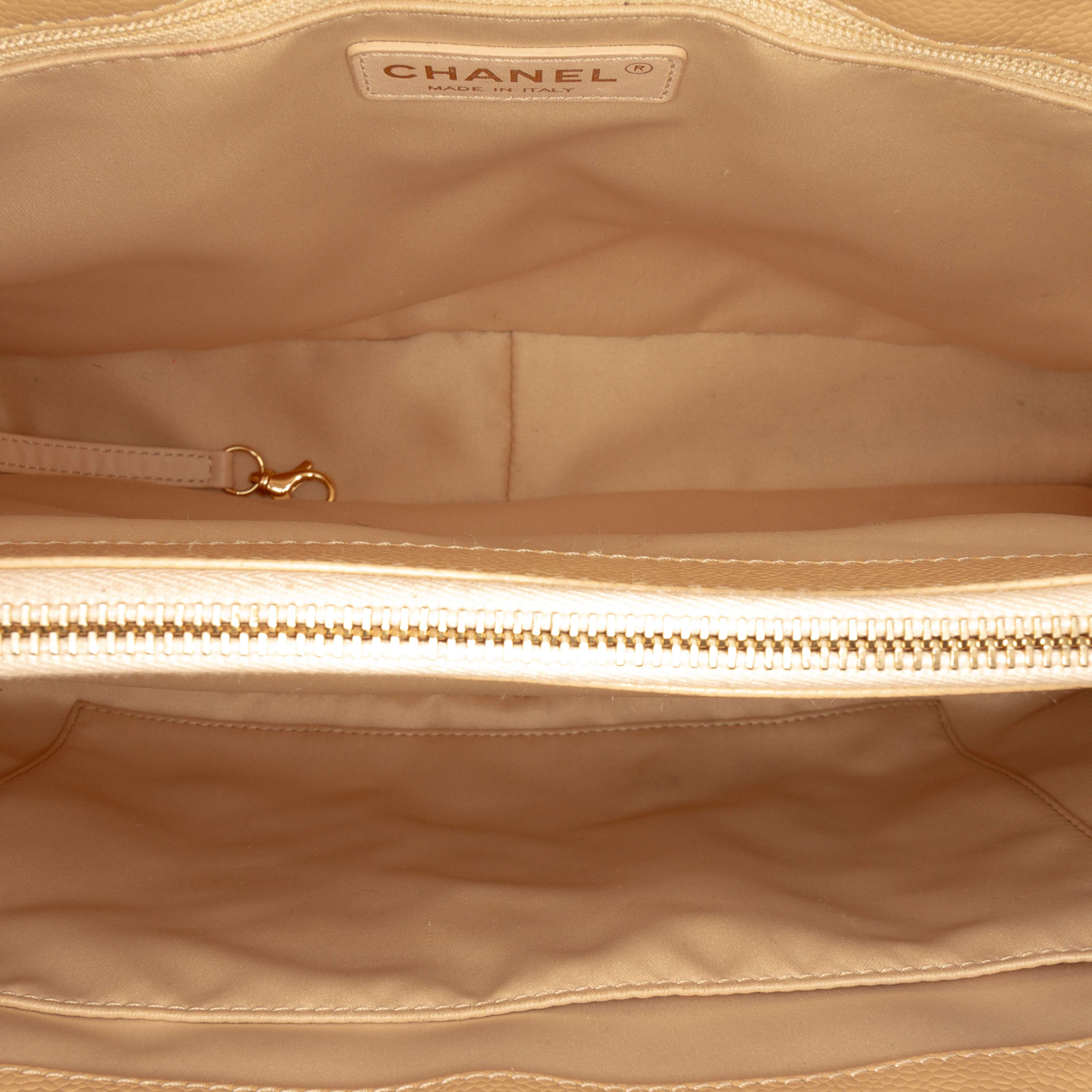 Chanel Caviar Grand Shopping Tote, från Luxclusif, i färgen beige. Klicka för att öppna bilden i stort format