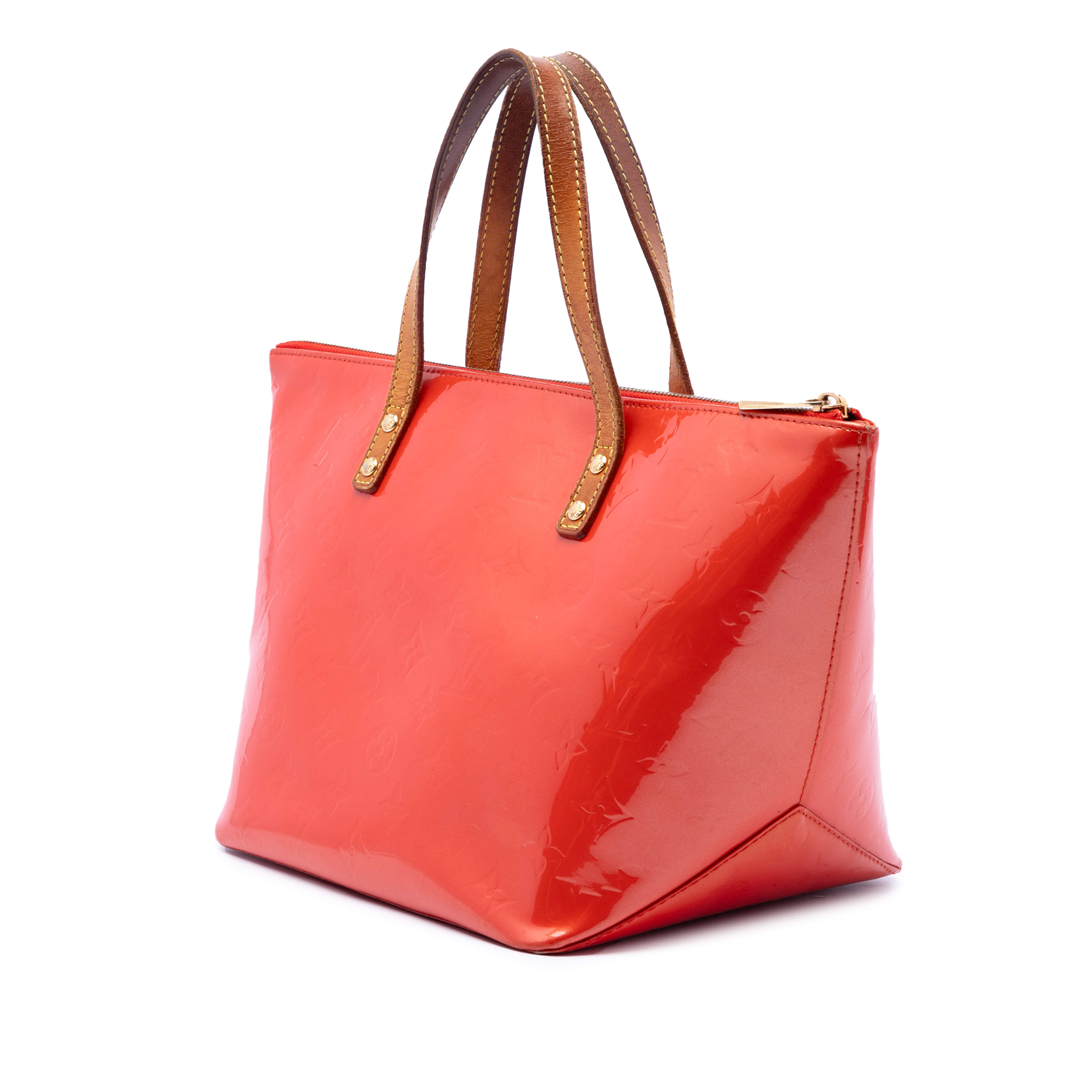 Louis Vuitton Monogram Vernis Bellevue Pm, från Luxclusif, i färgen röd. Klicka för att öppna bilden i stort format