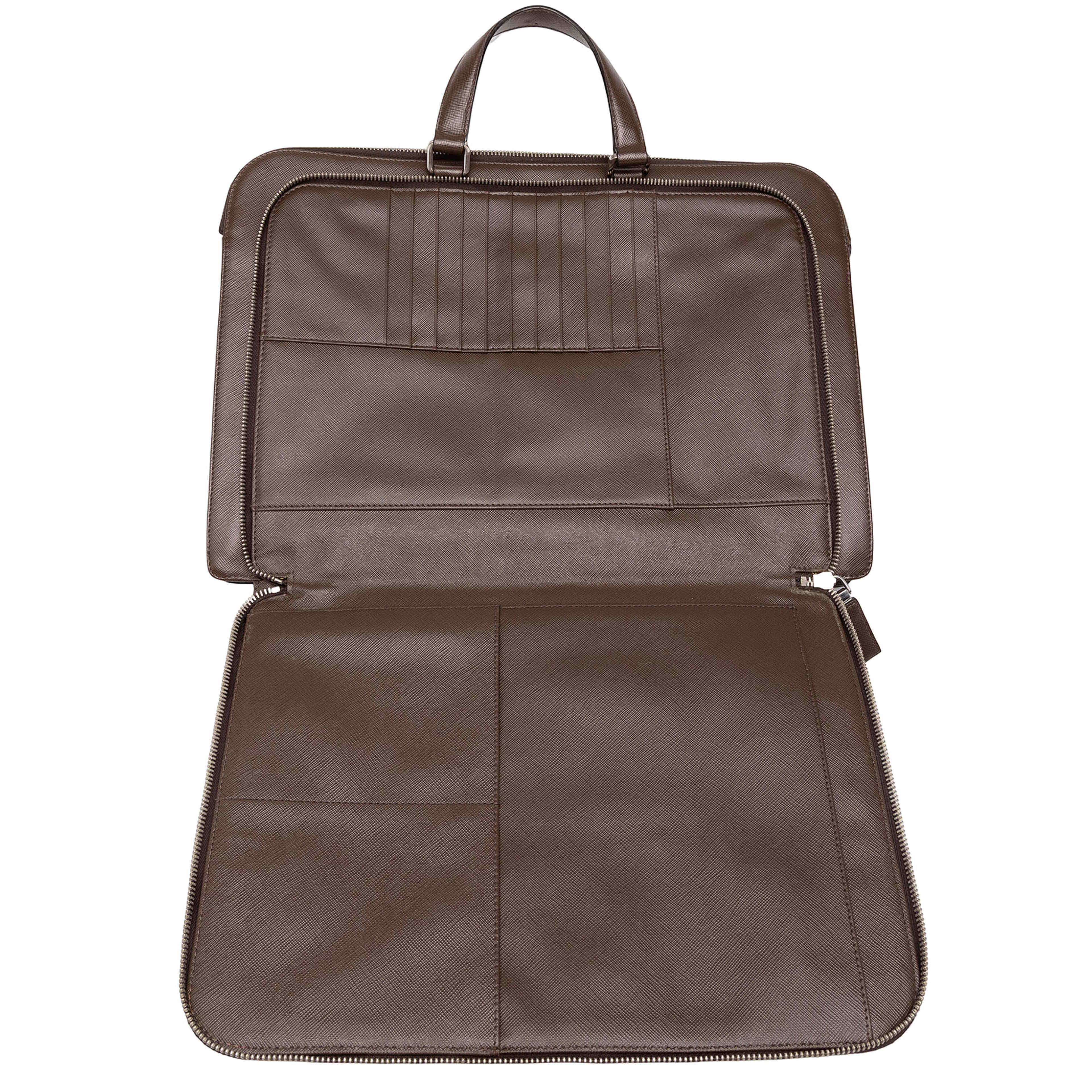 Prada Saffiano Business Bag, från Luxclusif, i färgen brun. Klicka för att öppna bilden i stort format