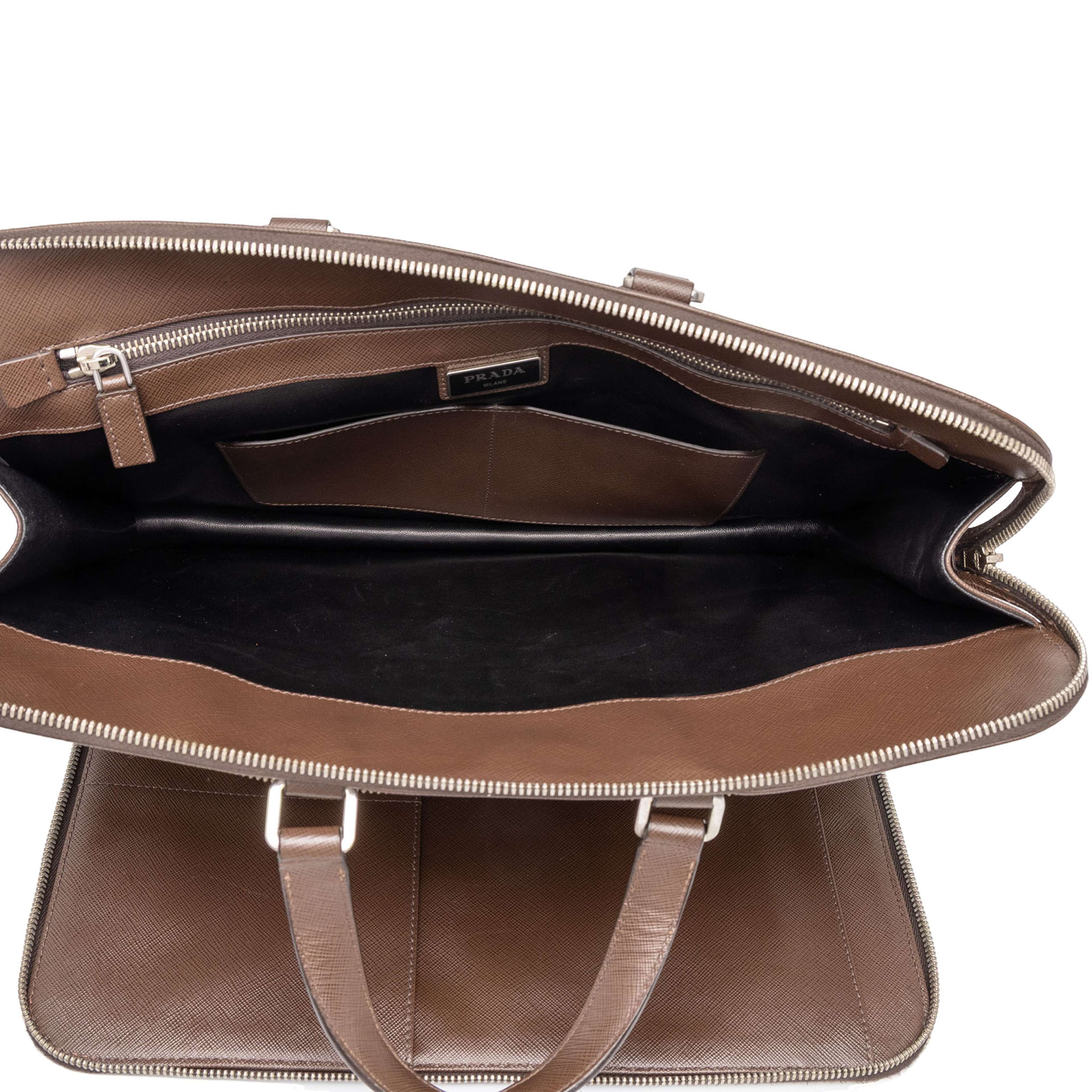 Prada Saffiano Business Bag, från Luxclusif, i färgen brun. Klicka för att öppna bilden i stort format