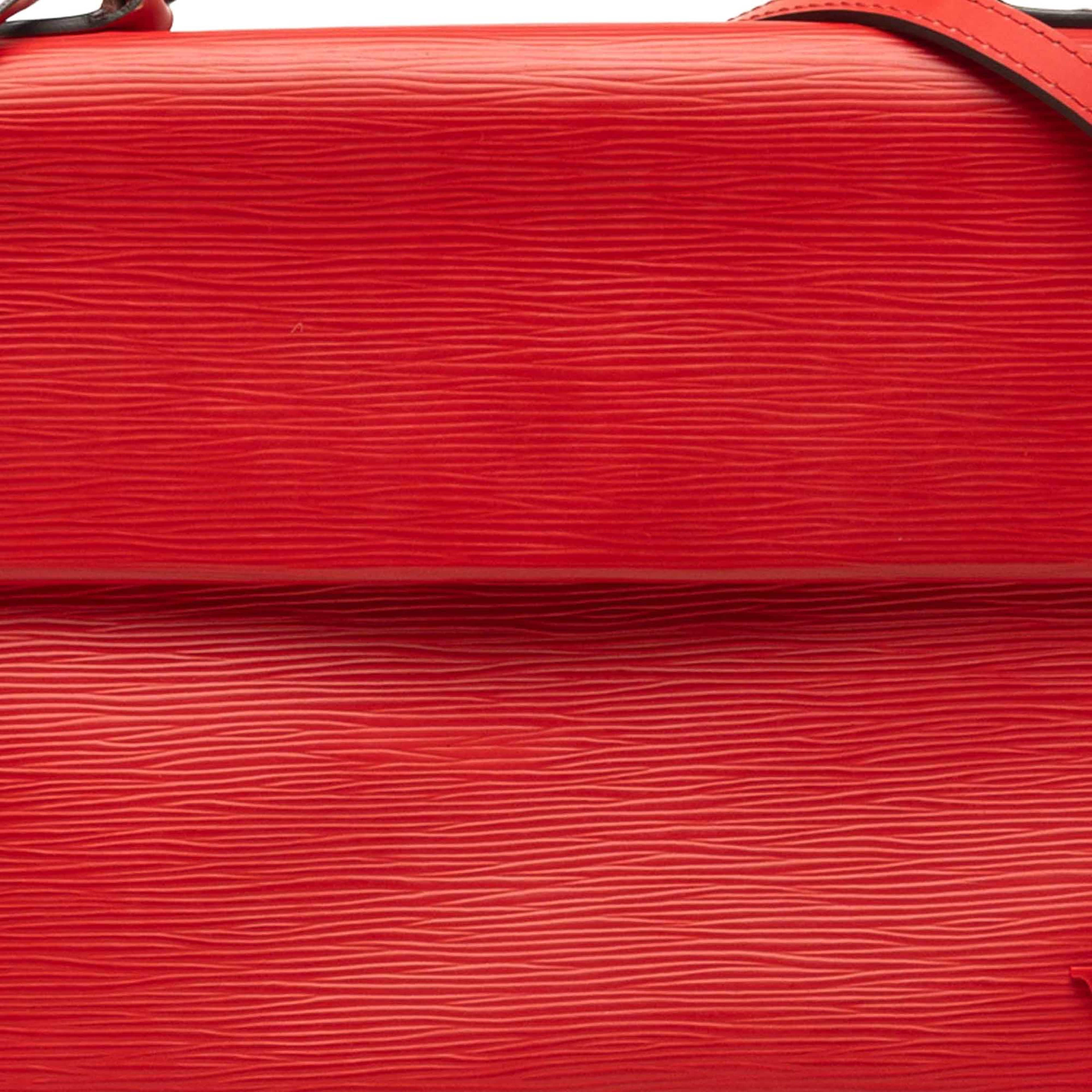 Louis Vuitton Epi Cluny Mm, från Luxclusif, i färgen röd. Klicka för att öppna bilden i stort format
