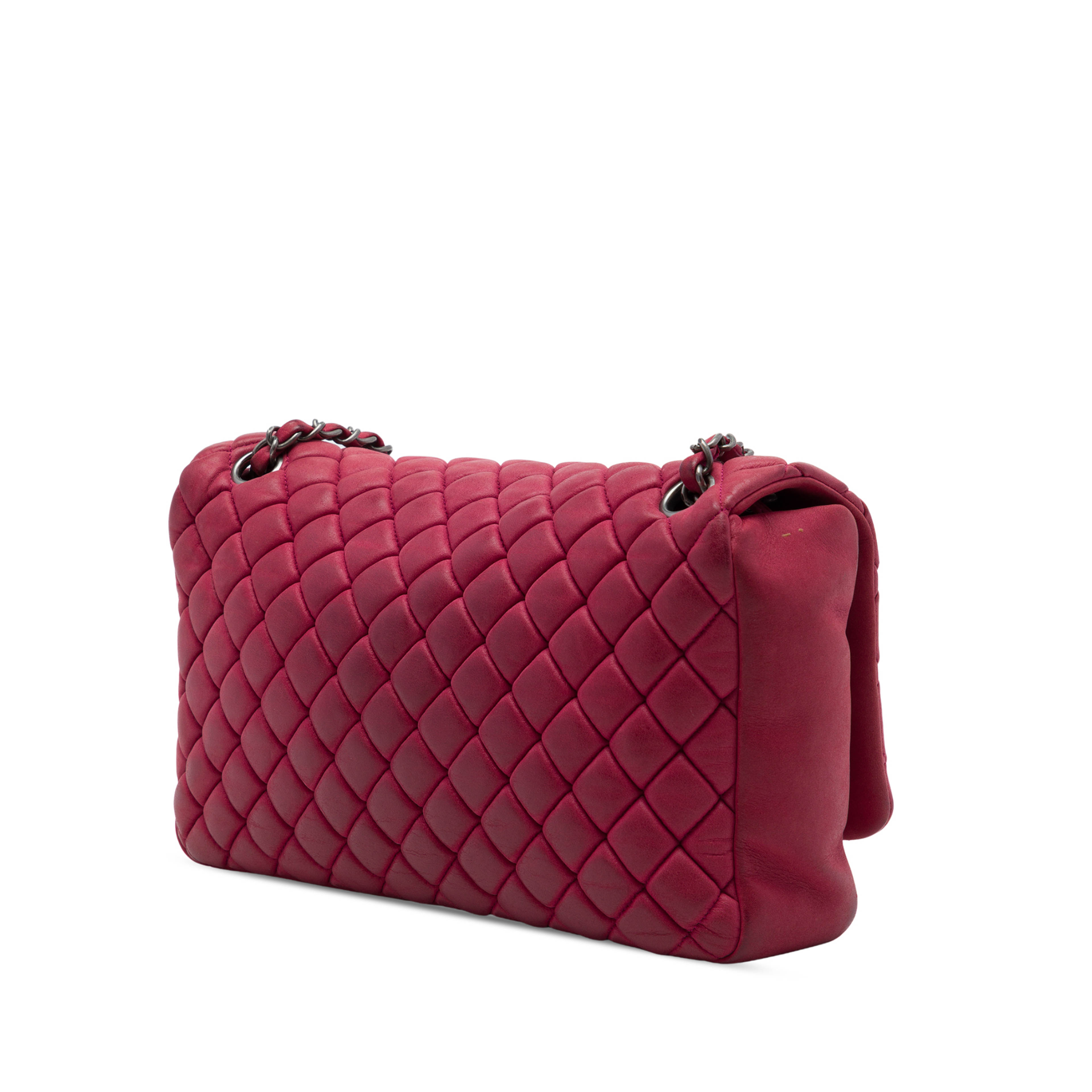 Chanel Large Quilted Iridescent Calfskin New Bubble Flap, från Luxclusif, i färgen röd. Klicka för att öppna bilden i stort format