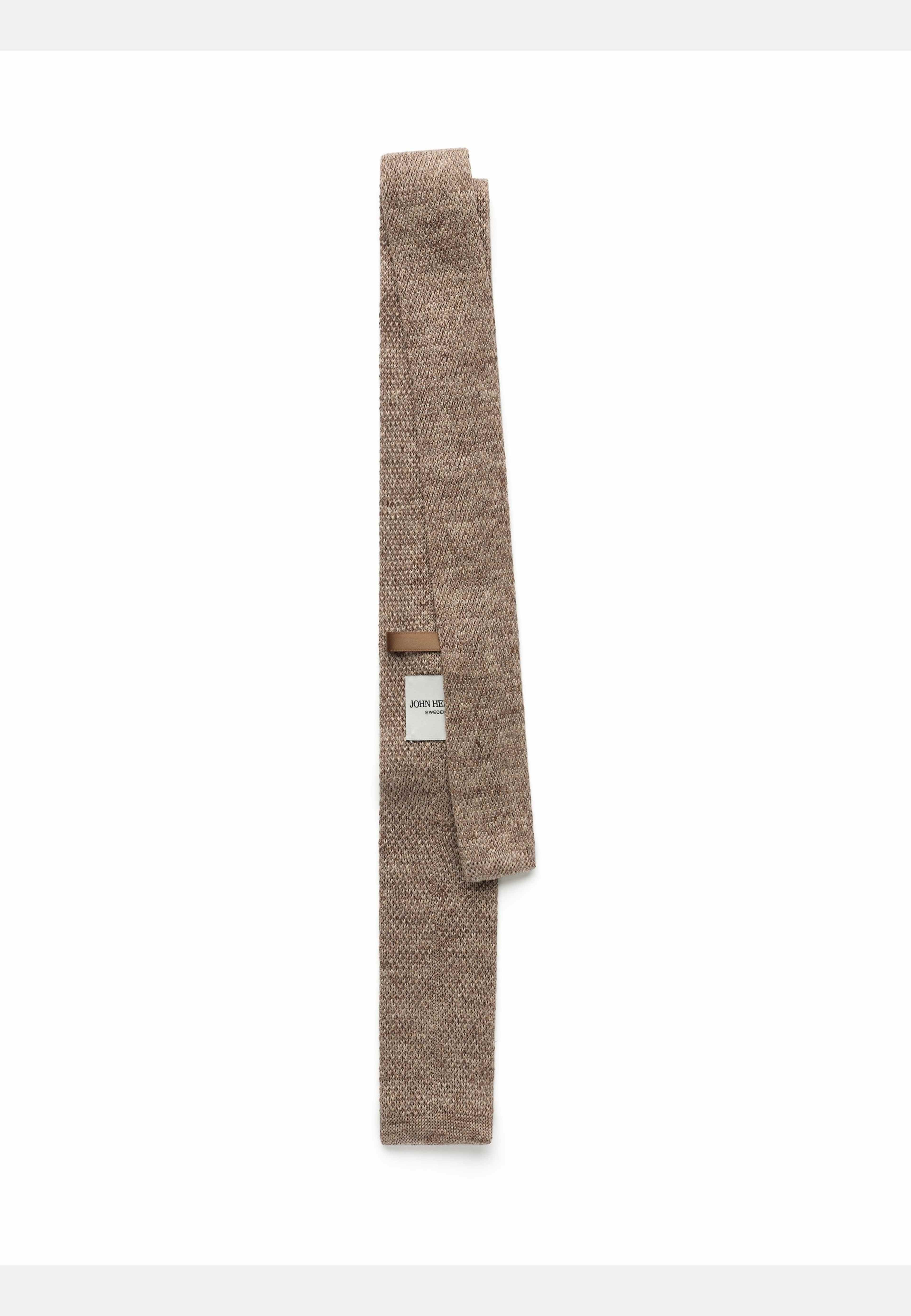 Linen Knitted Tie, från John Henric, i färgen mid brown. Klicka för att öppna bilden i stort format