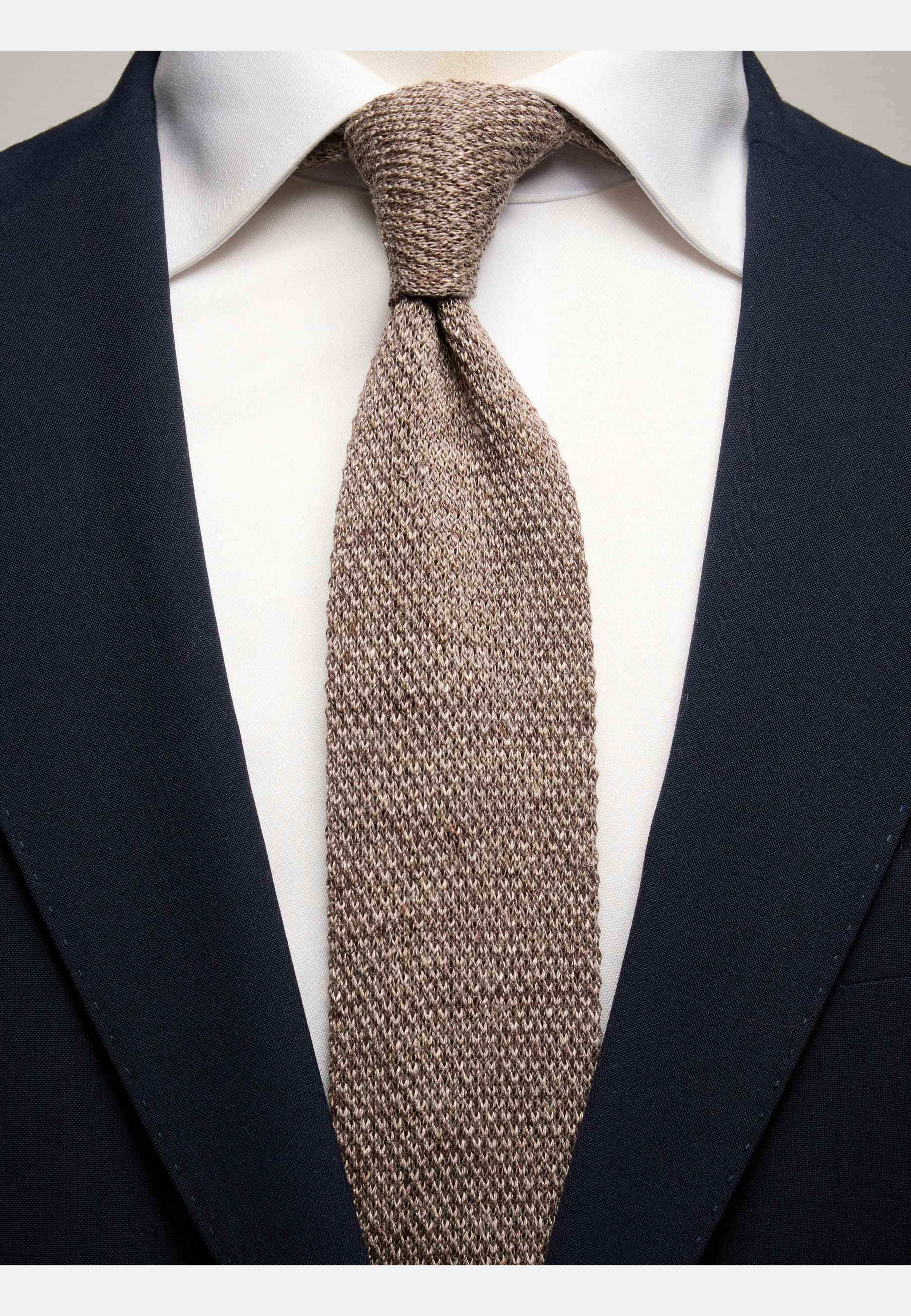 Linen Knitted Tie, från John Henric, i färgen mid brown. Klicka för att öppna bilden i stort format