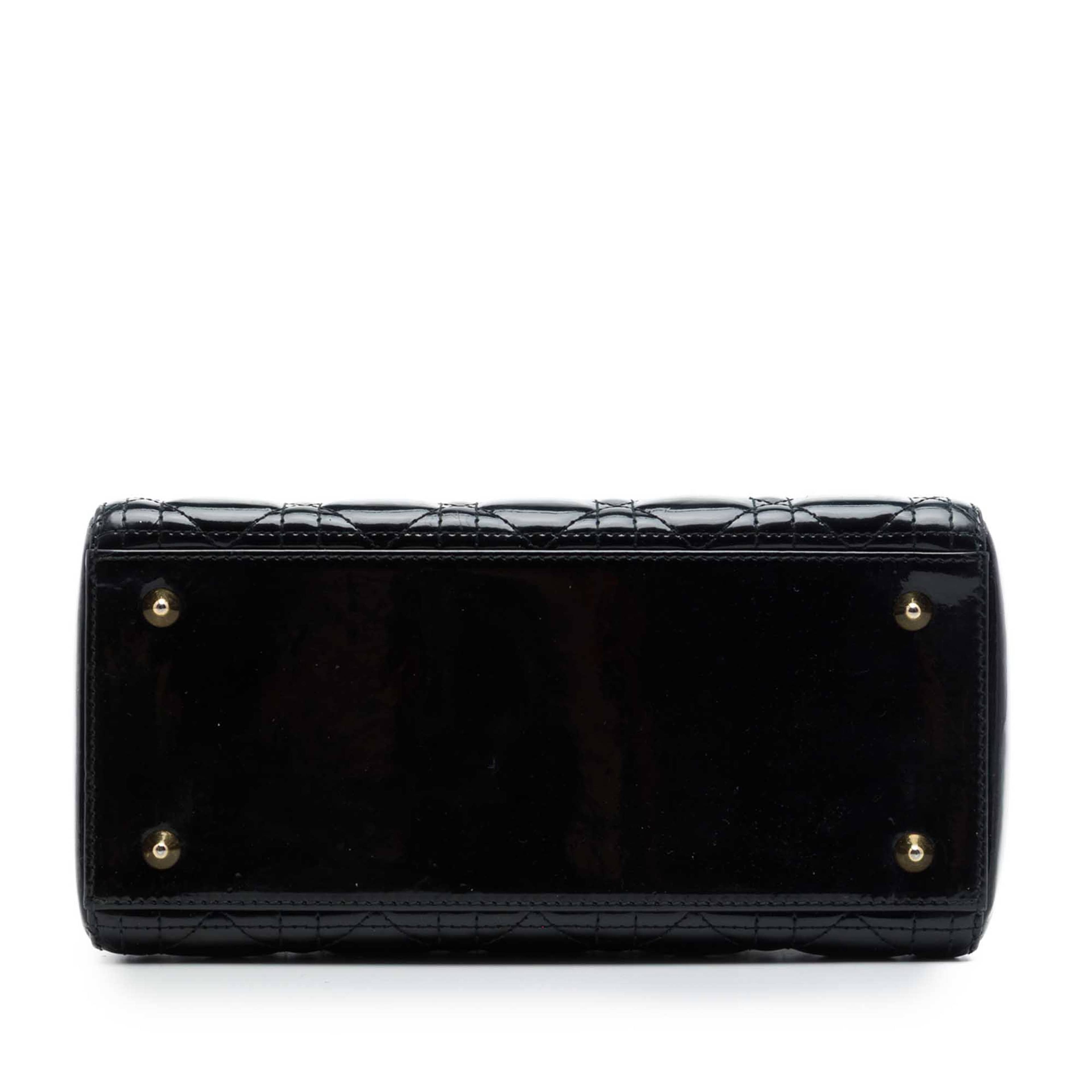 Dior Medium Patent Cannage Lady Dior, från Luxclusif, i färgen svart. Klicka för att öppna bilden i stort format