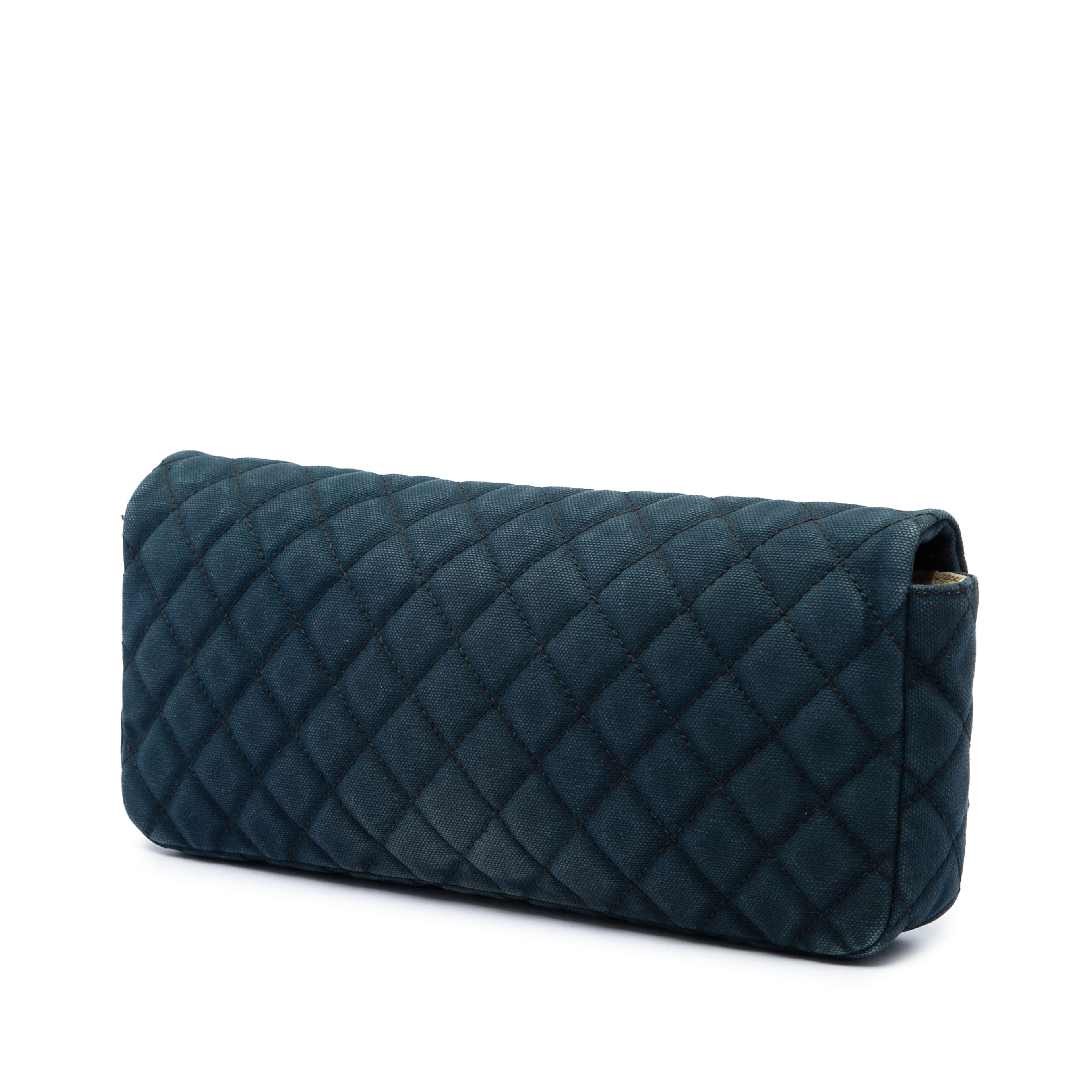 Chanel Quilted Canvas Cc Cruise East West Flap Clutch, från Luxclusif, i färgen blå. Klicka för att öppna bilden i stort format