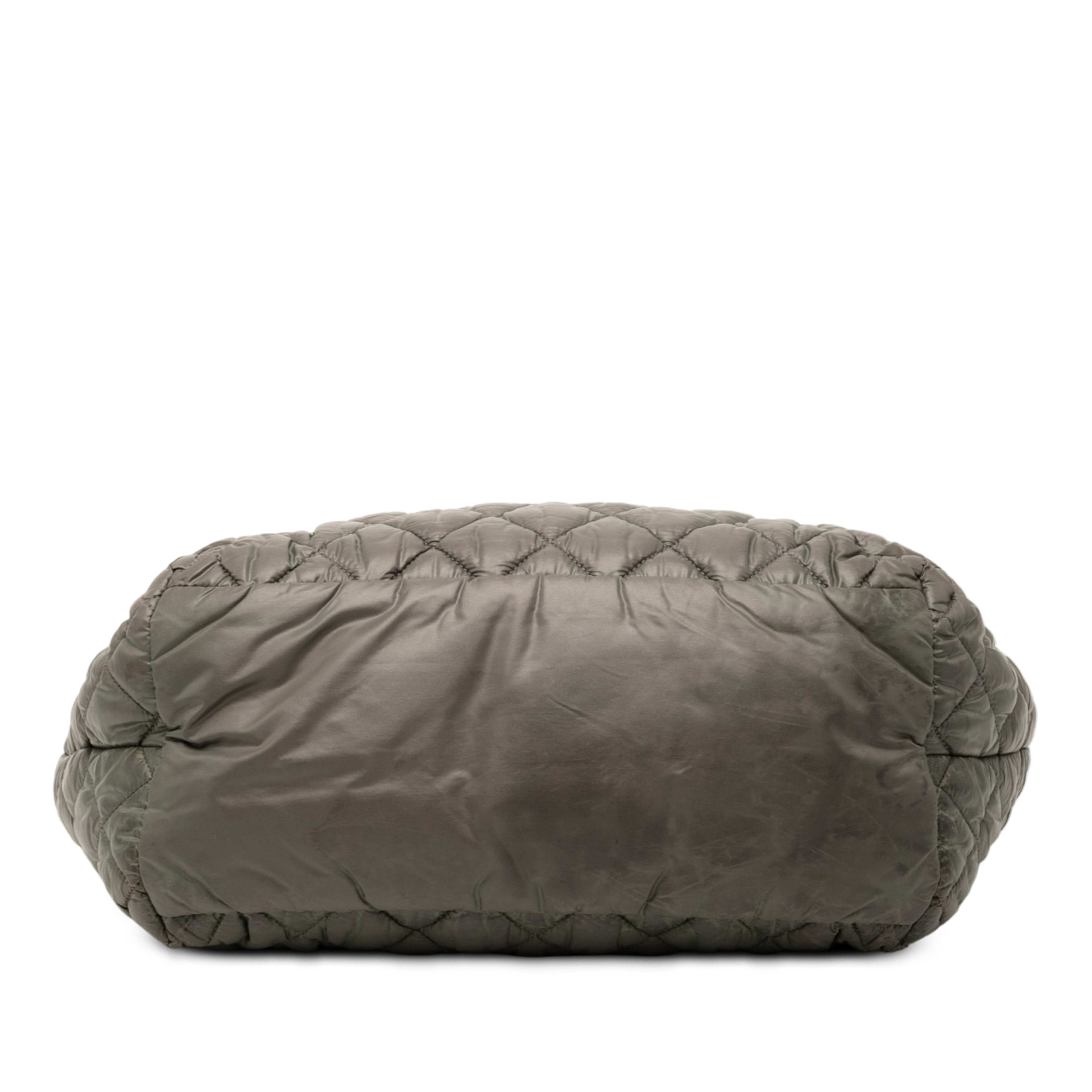 Chanel Small Quilted Nylon Coco Cocoon Tote, från Luxclusif, i färgen grön. Klicka för att öppna bilden i stort format