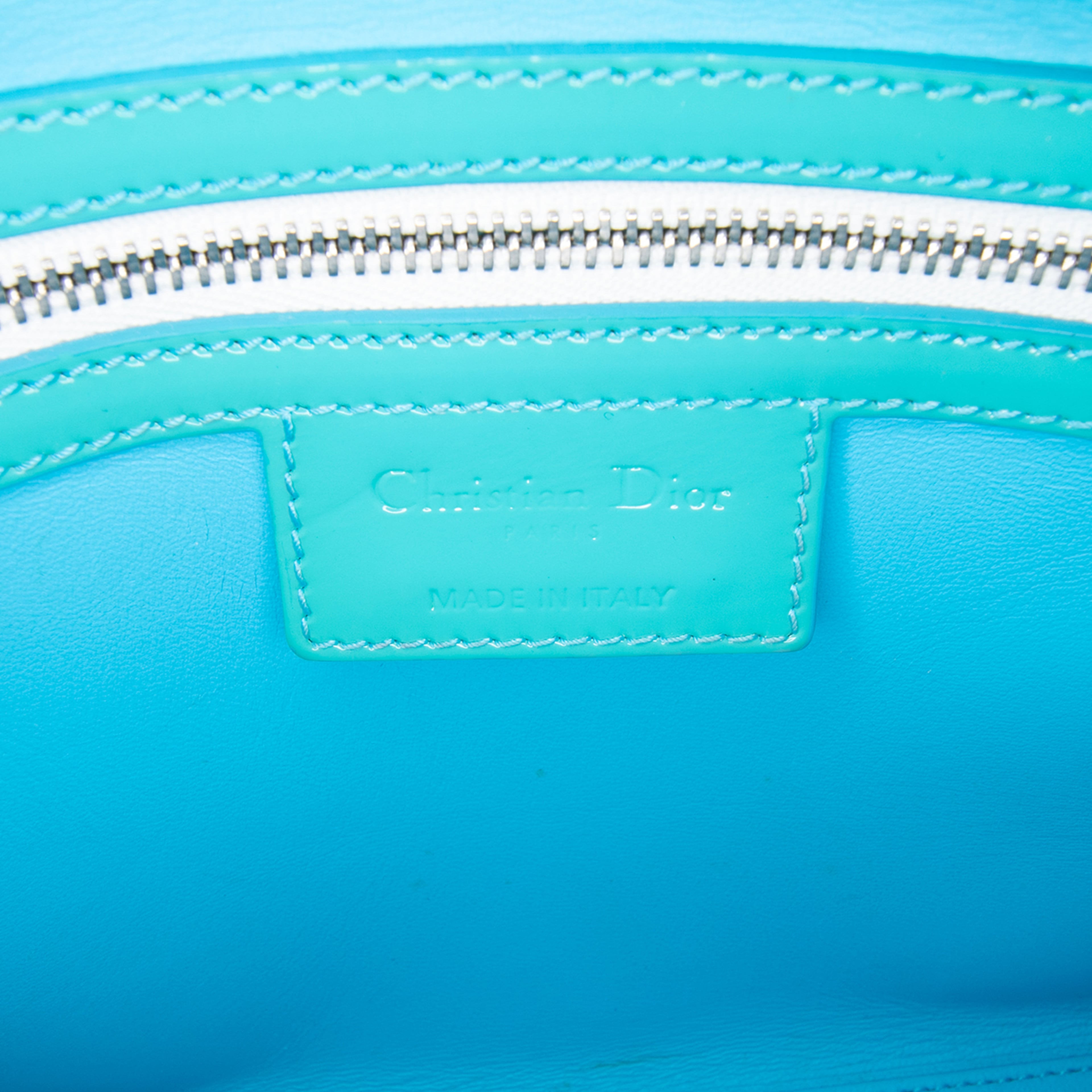 Dior Medium Smooth Calfskin Embroidered Beaded Animals Lady Dior, från Luxclusif, i färgen white. Klicka för att öppna bilden i stort format