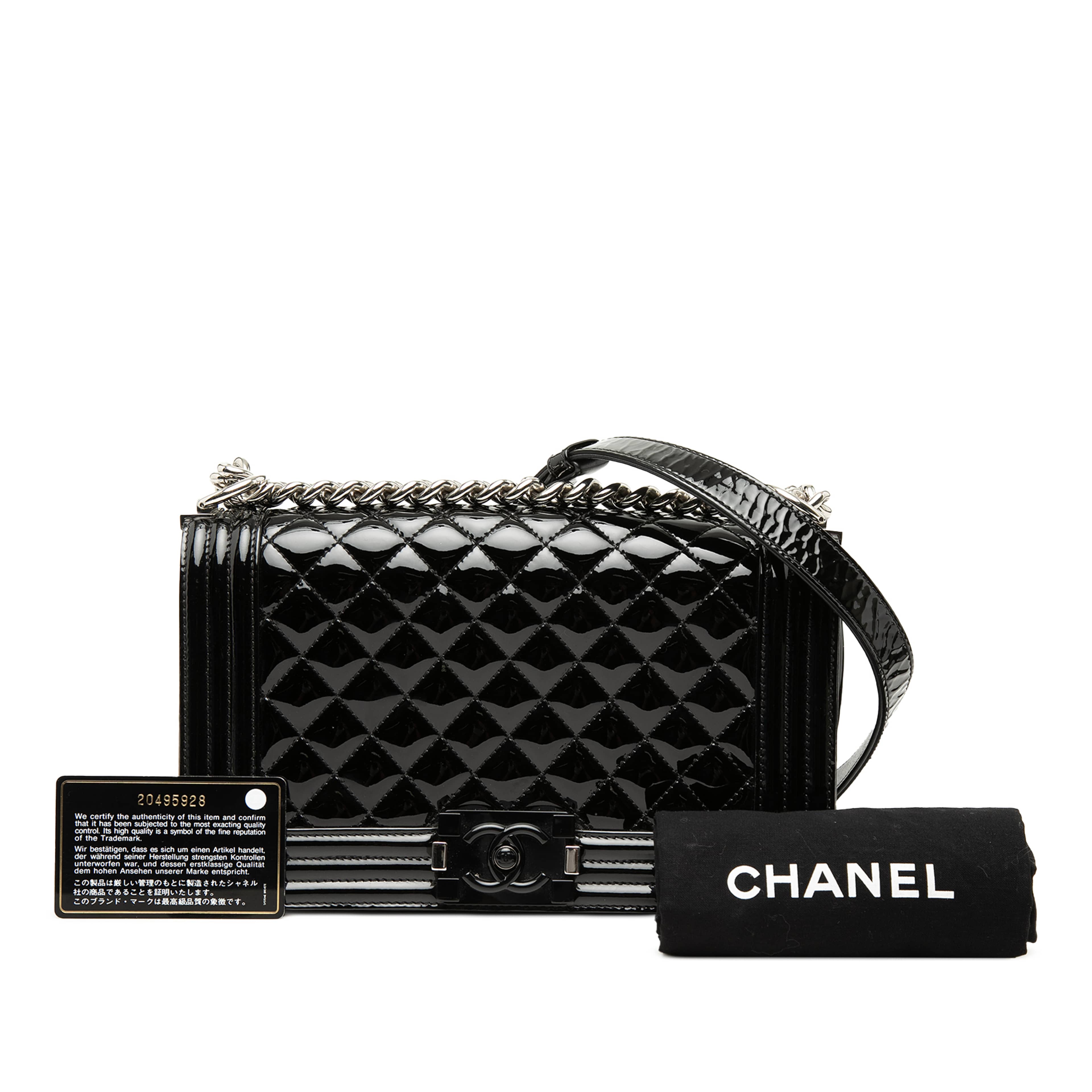 Chanel Old Medium Quilted Patent Acrylic Boy Flap, från Luxclusif, i färgen svart. Klicka för att öppna bilden i stort format