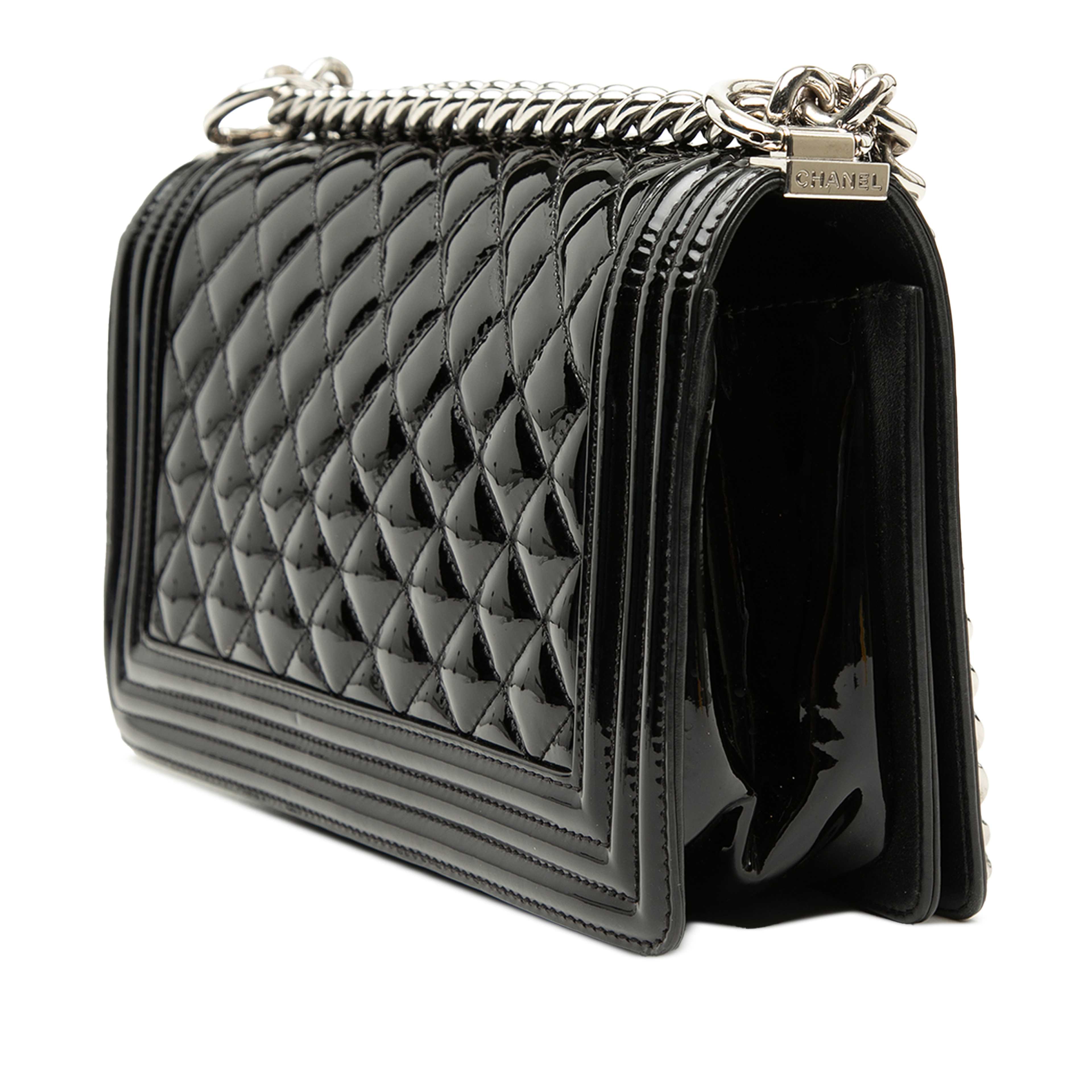 Chanel Old Medium Quilted Patent Acrylic Boy Flap, från Luxclusif, i färgen black. Klicka för att öppna bilden i stort format
