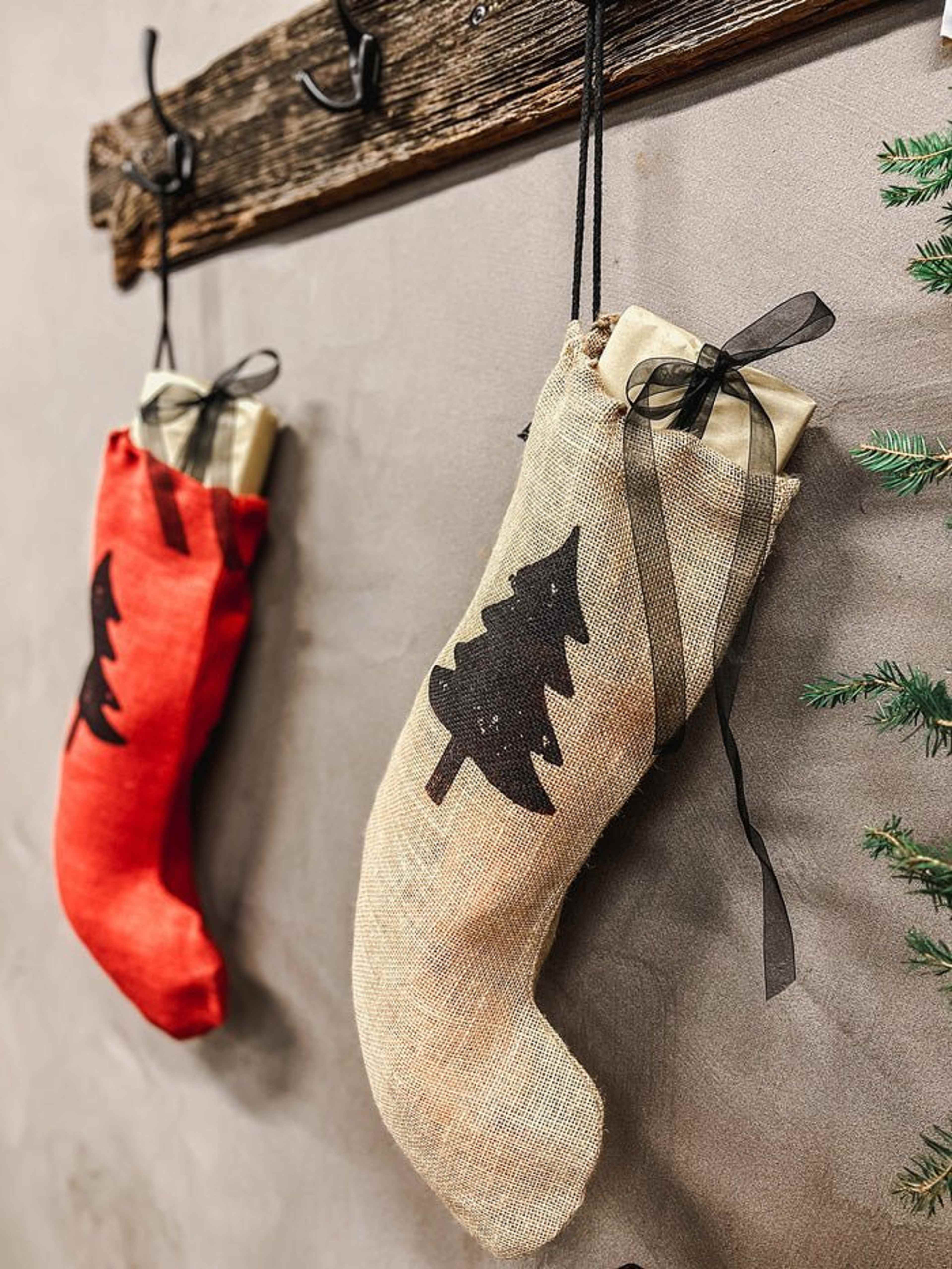 Julstrumpa, från by Benson, i färgen red. Klicka för att öppna bilden i stort format