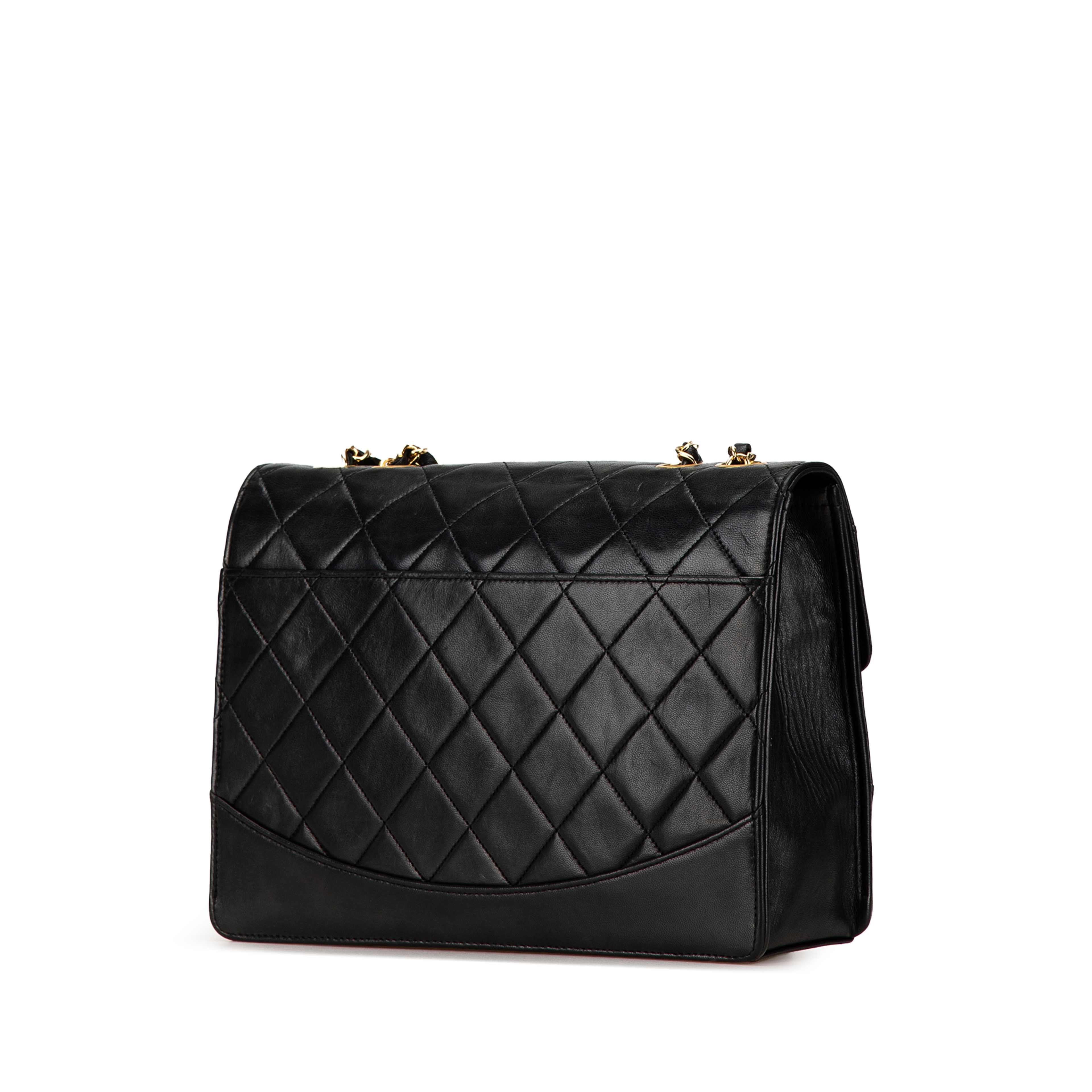 Chanel Medium Reissue 2.55 Quilted Lambskin Single Flap, från Luxclusif, i färgen black. Klicka för att öppna bilden i stort format