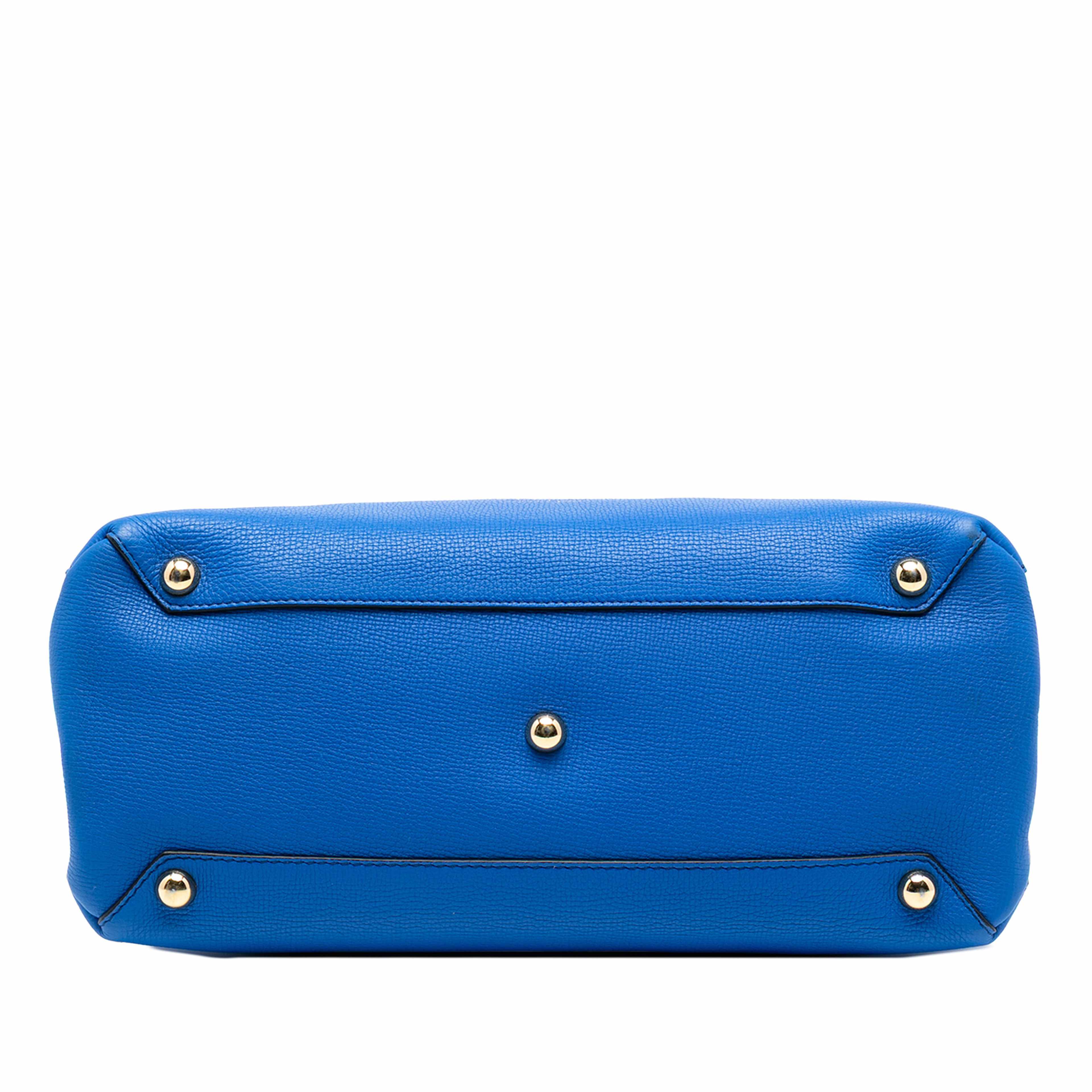 Burberry Medium Leather And House Check Banner Satchel, från Luxclusif, i färgen blue. Klicka för att öppna bilden i stort format