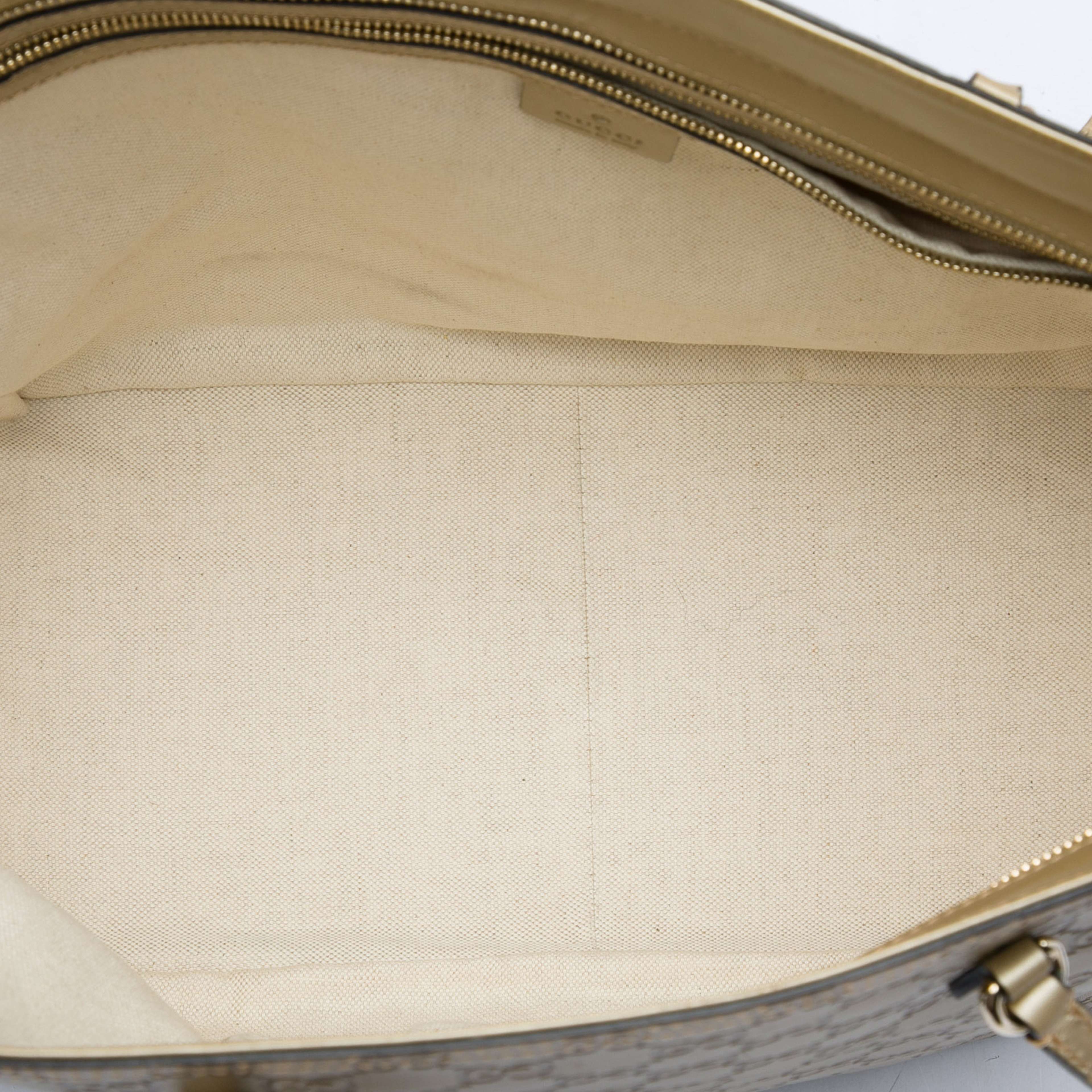 Gucci Metallic Guccissima Bree Tote, från Luxclusif, i färgen guld. Klicka för att öppna bilden i stort format