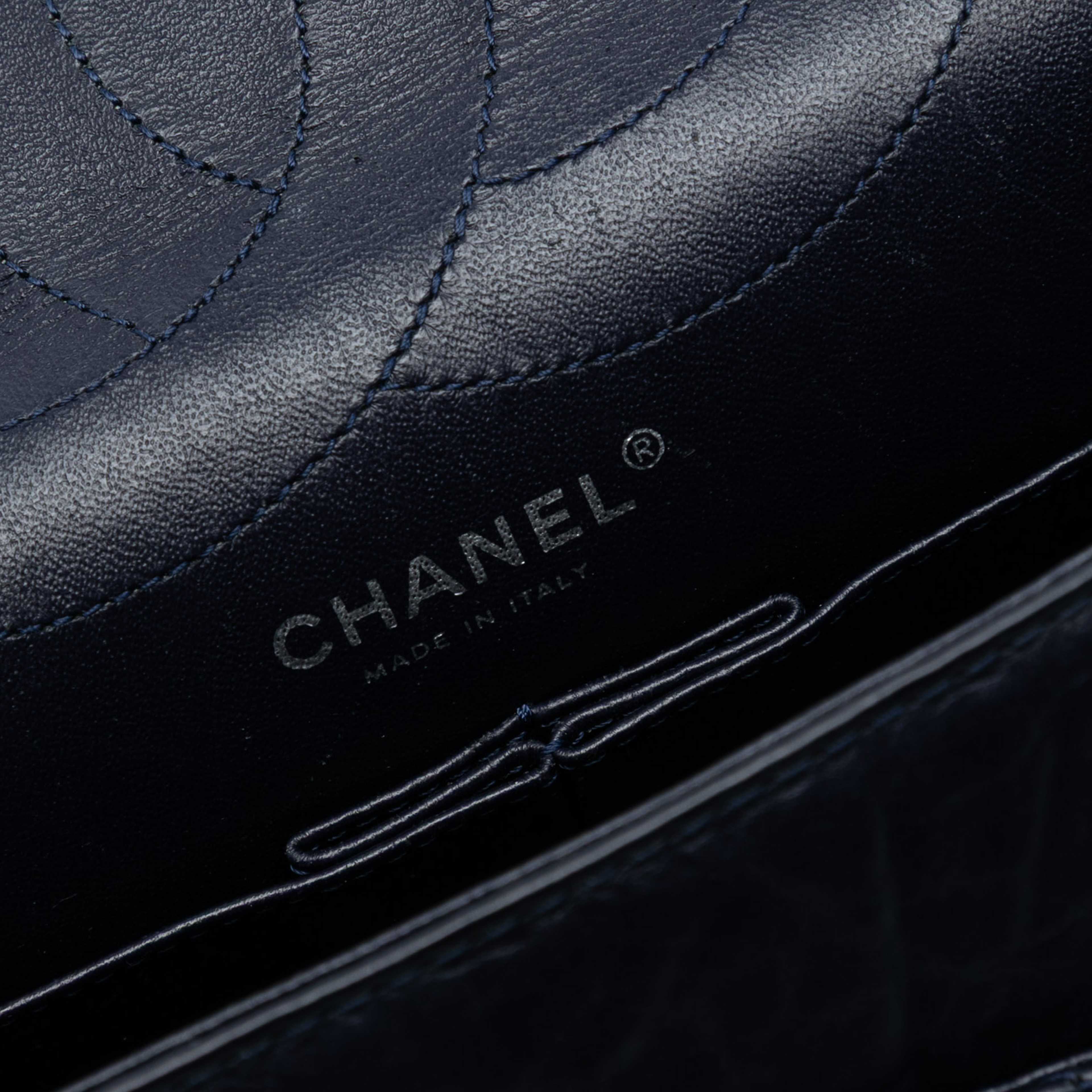 Chanel Aged Calfskin Reissue 2.55 Double Flap 227, från Luxclusif, i färgen navy. Klicka för att öppna bilden i stort format