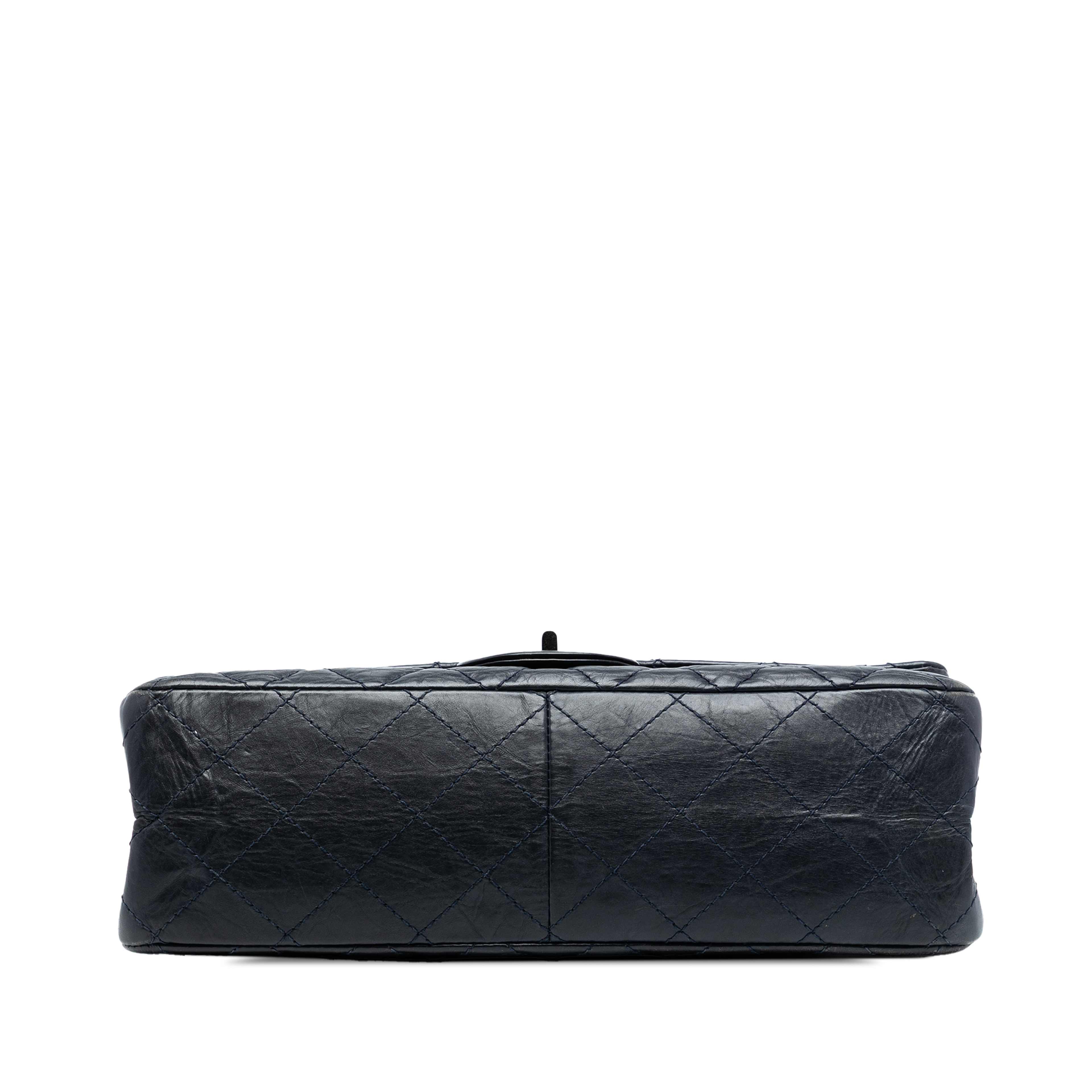 Chanel Aged Calfskin Reissue 2.55 Double Flap 227, från Luxclusif, i färgen navy. Klicka för att öppna bilden i stort format