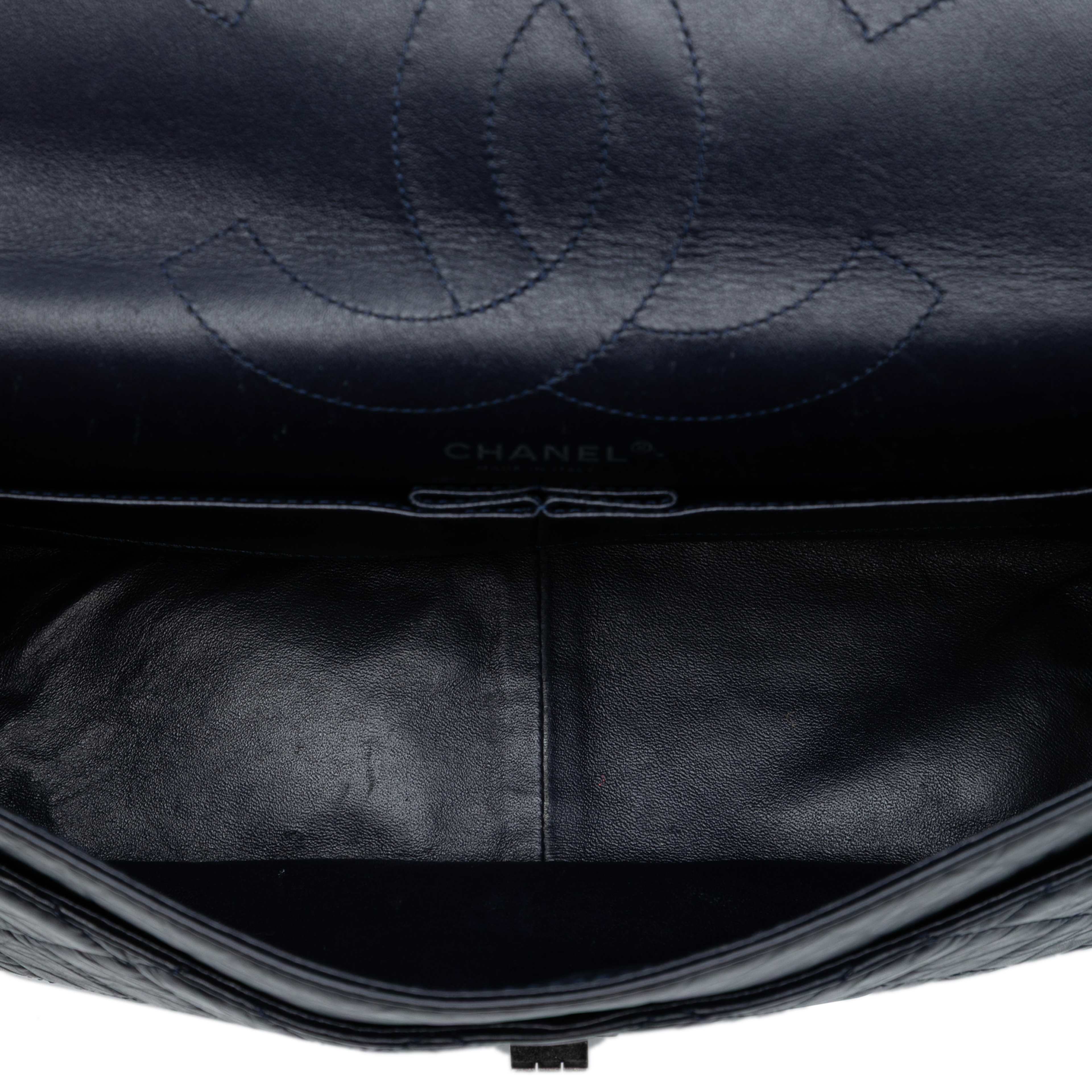 Chanel Aged Calfskin Reissue 2.55 Double Flap 227, från Luxclusif, i färgen navy. Klicka för att öppna bilden i stort format