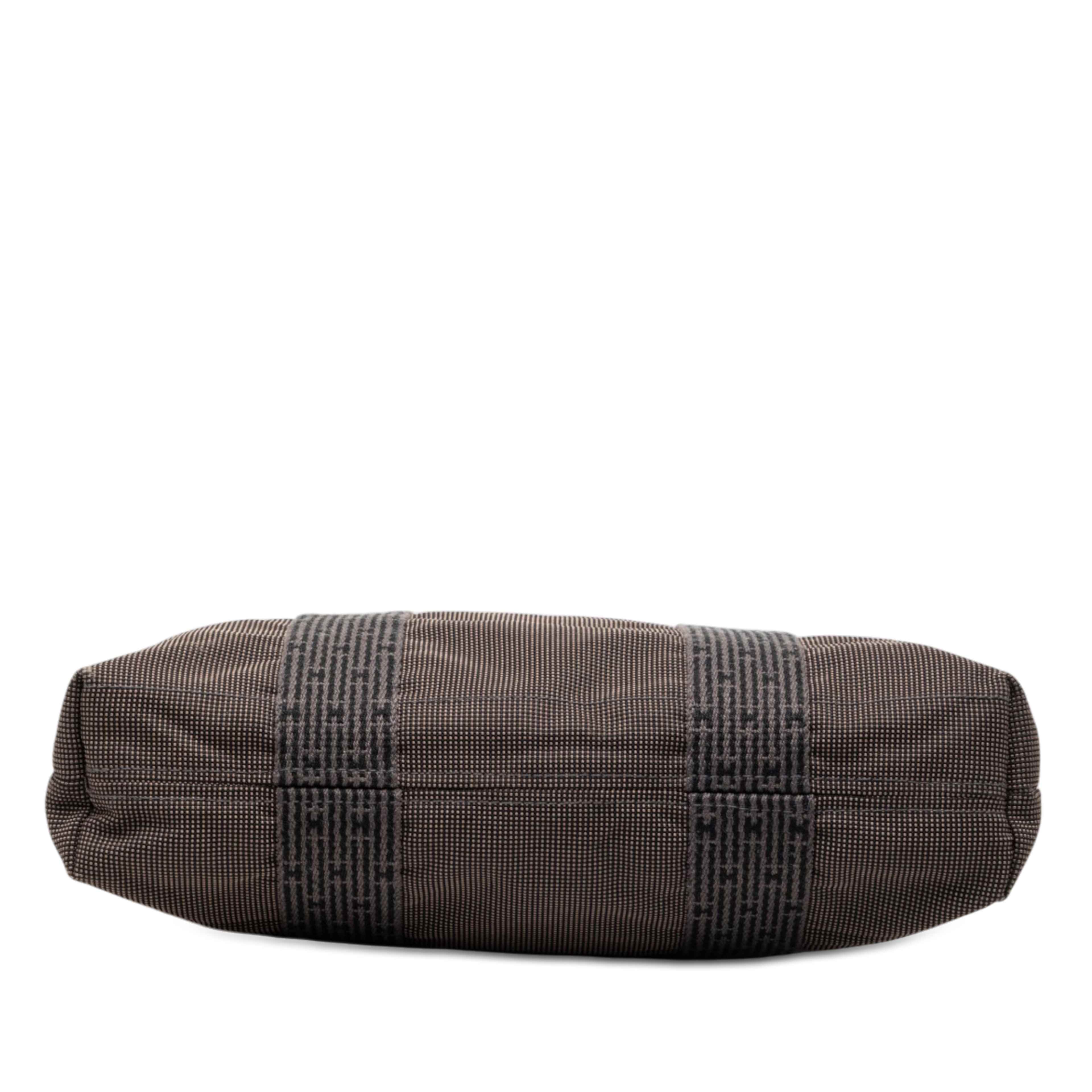 Hermès Canvas Herline Cabas, från Luxclusif, i färgen dark brown. Klicka för att öppna bilden i stort format