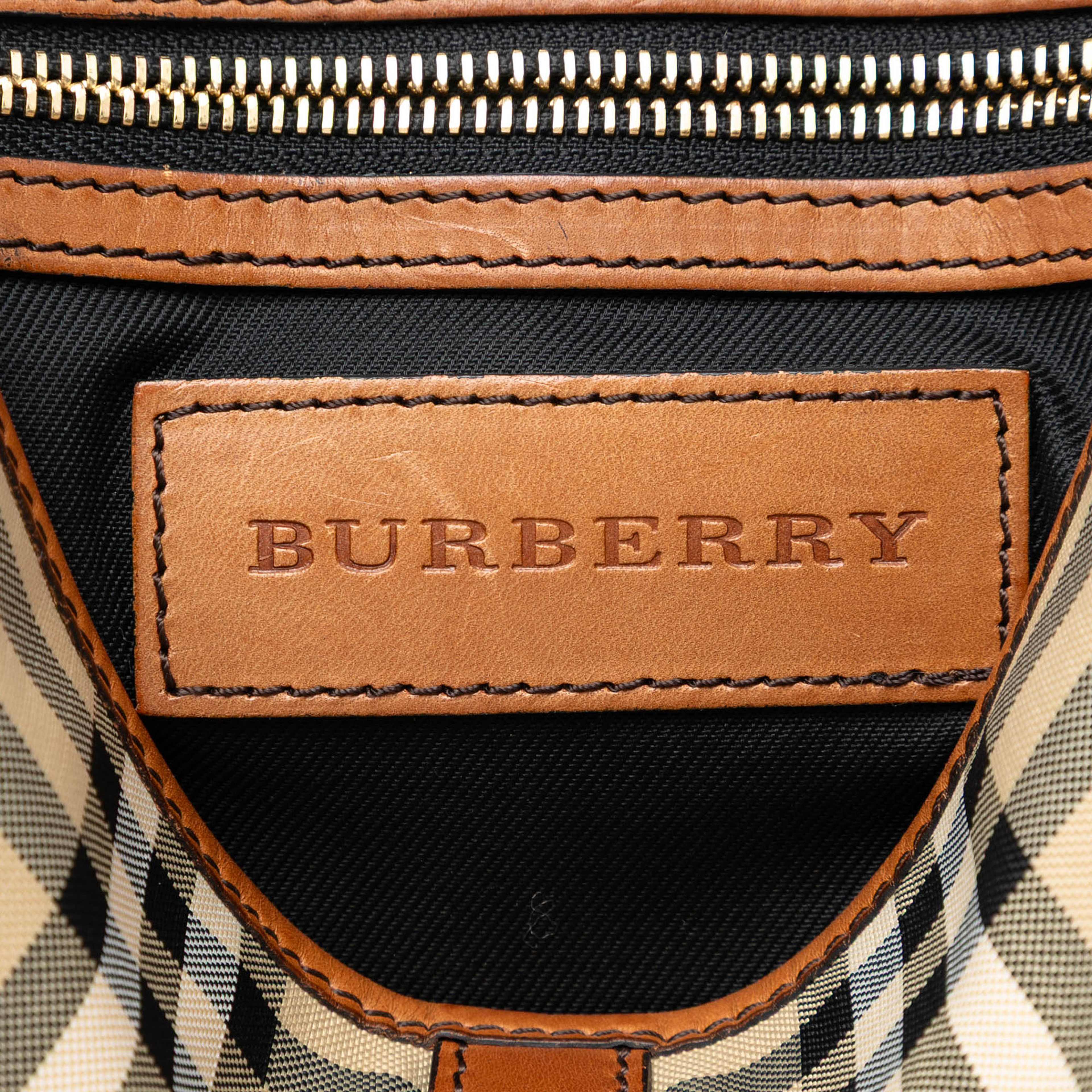 Burberry Haymarket Check Nylon Messenger Bag, från Luxclusif, i färgen beige. Klicka för att öppna bilden i stort format