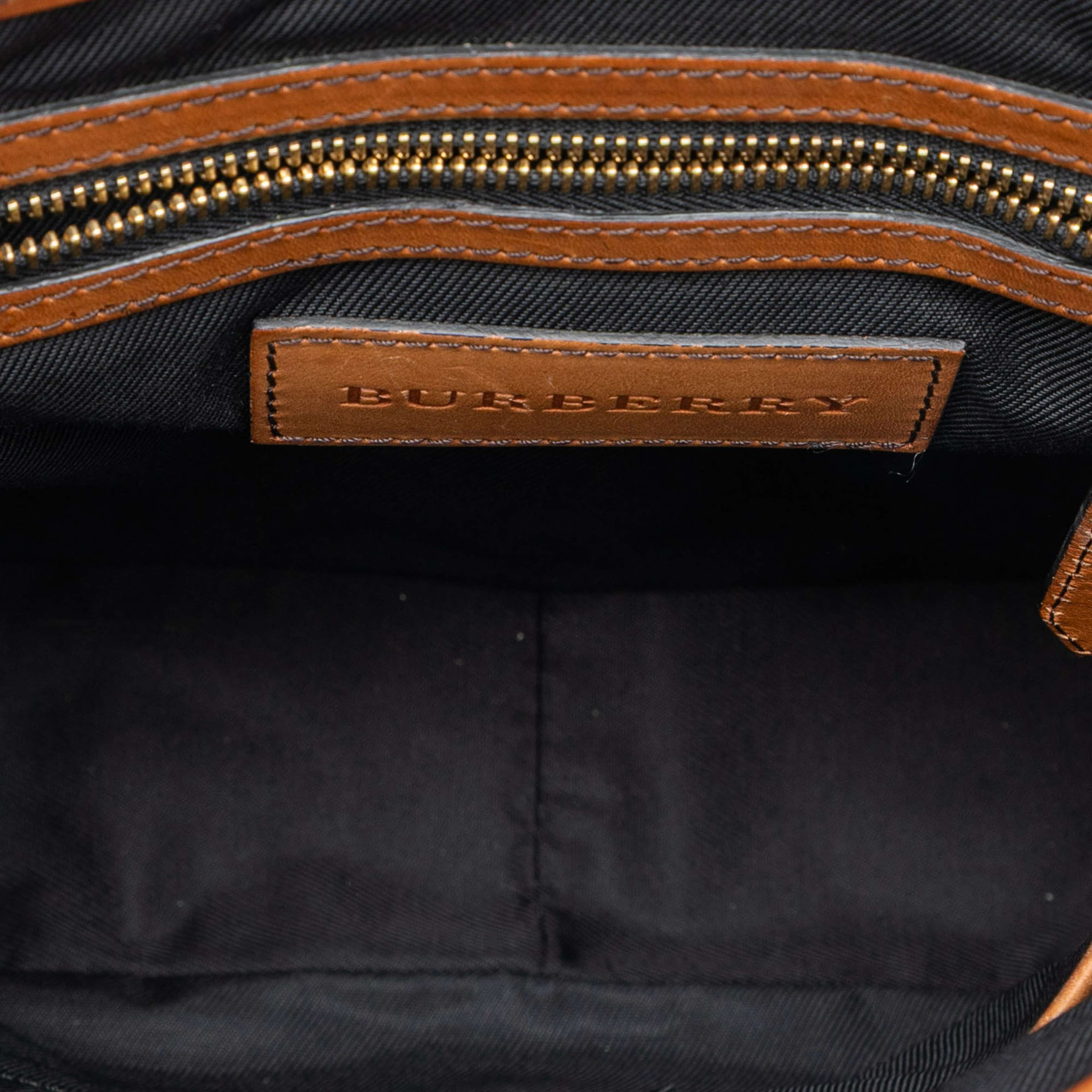 Burberry Haymarket Check Nylon Messenger Bag, från Luxclusif, i färgen beige. Klicka för att öppna bilden i stort format