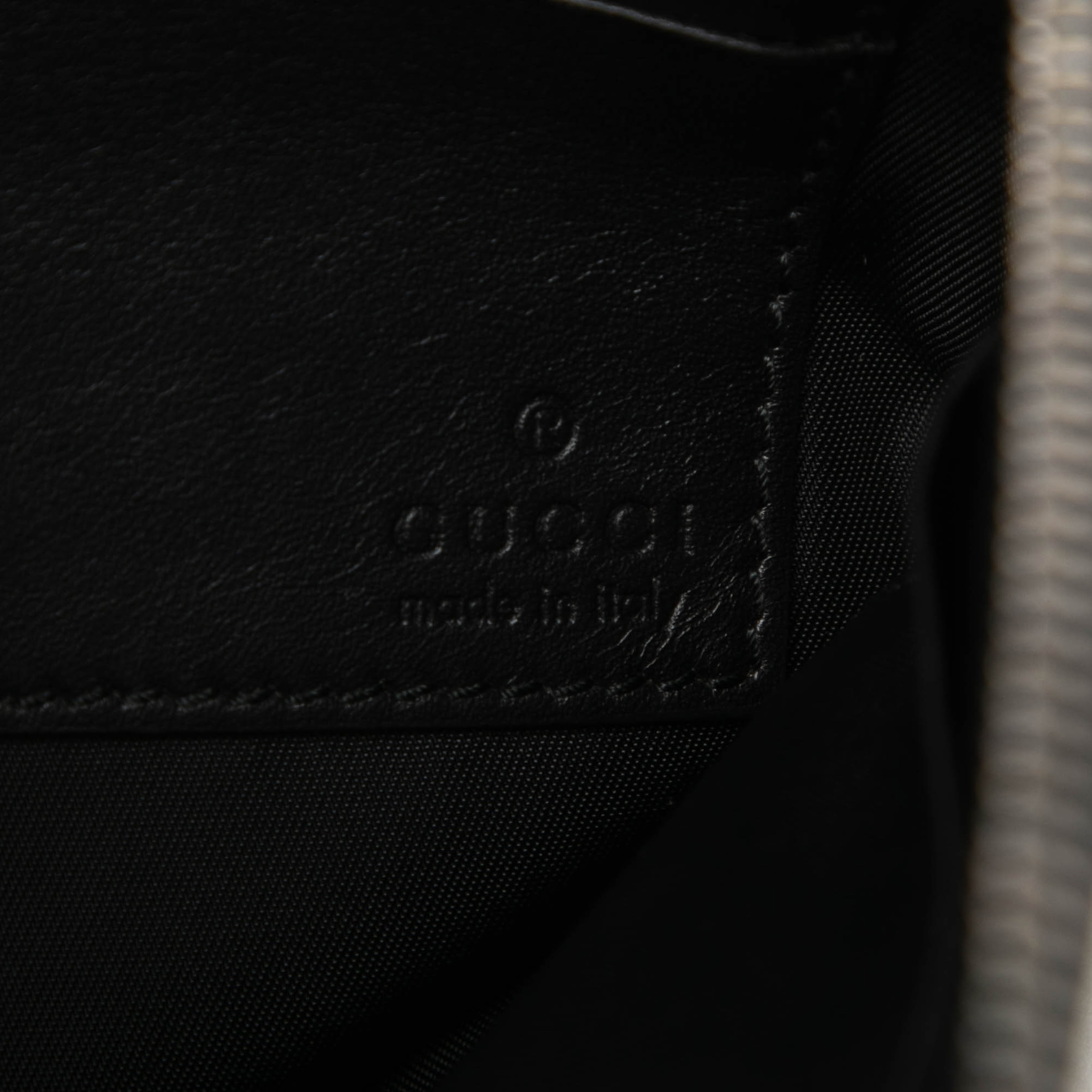 Gucci Studded Calfskin Clutch, från Luxclusif, i färgen svart. Klicka för att öppna bilden i stort format
