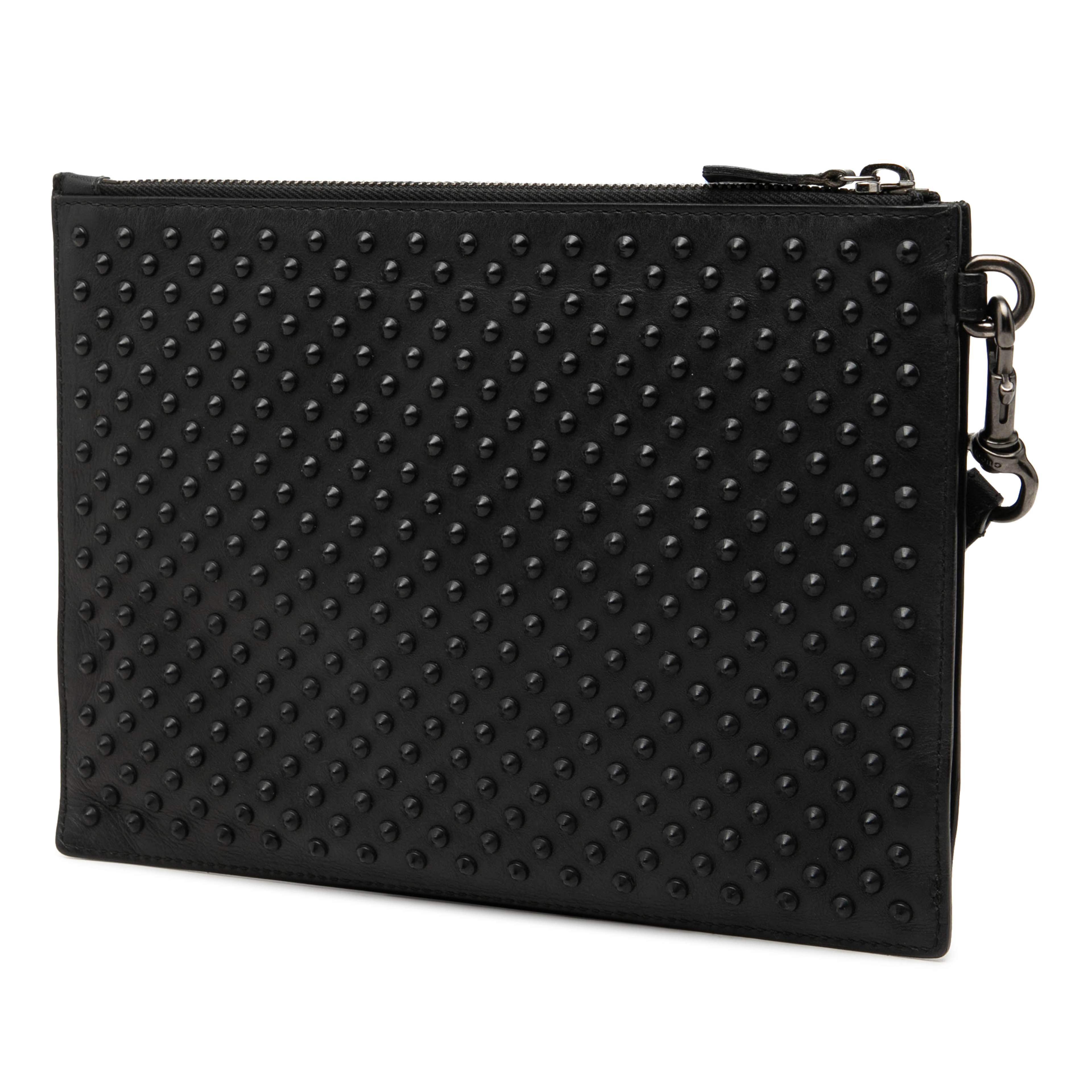 Gucci Studded Calfskin Clutch, från Luxclusif, i färgen svart. Klicka för att öppna bilden i stort format