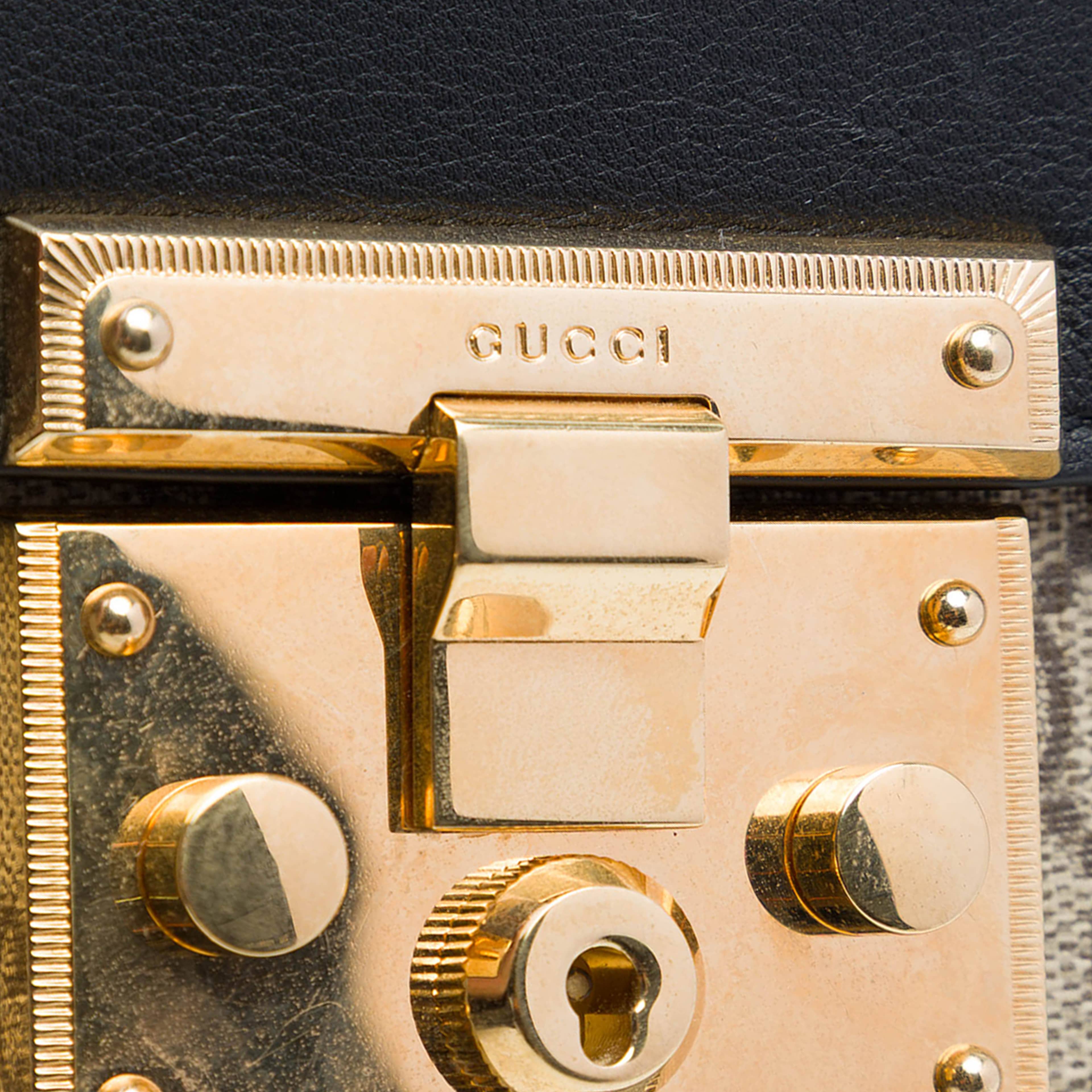 Gucci Gg Supreme Web Padlock Crossbody, från Luxclusif, i färgen beige. Klicka för att öppna bilden i stort format