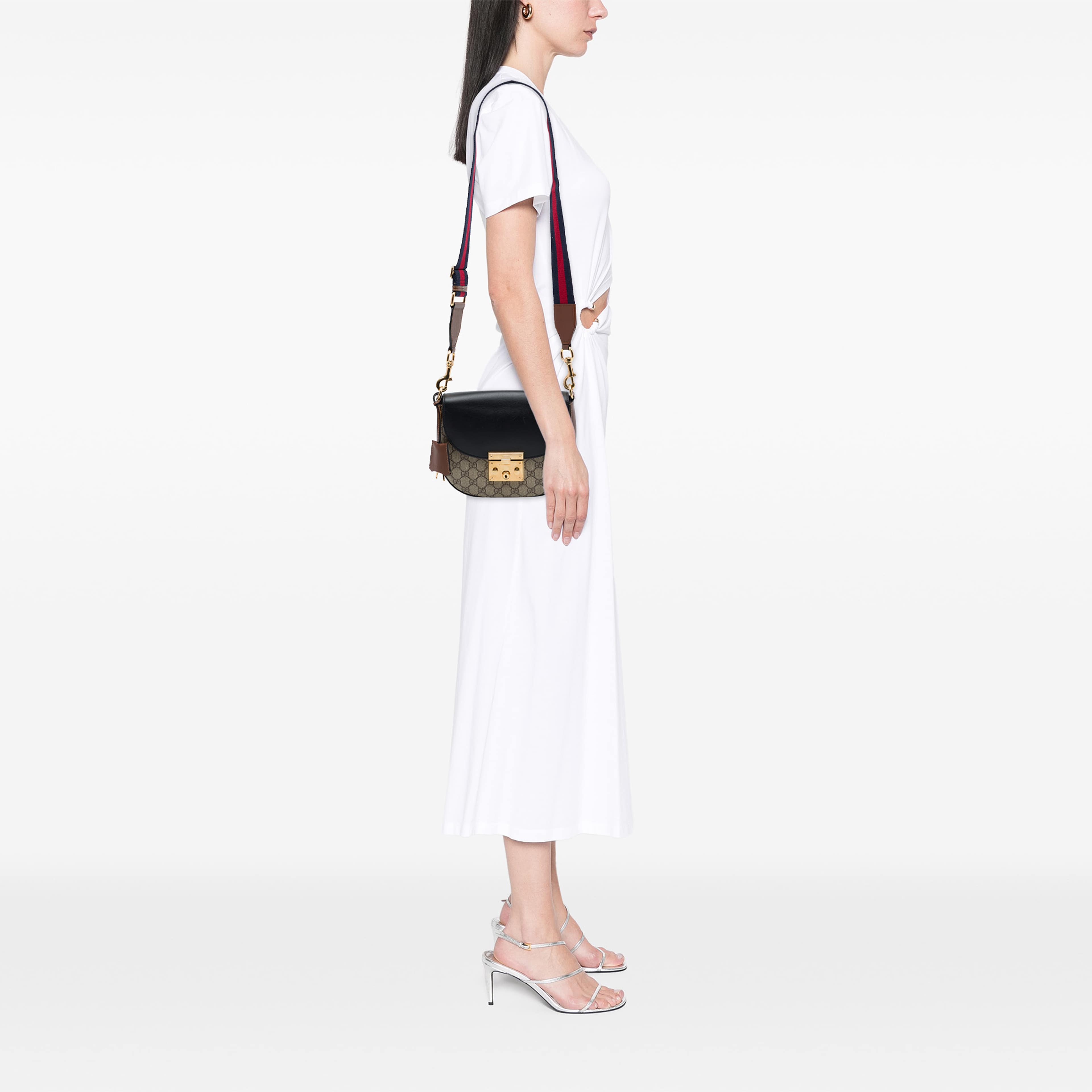 Gucci Gg Supreme Web Padlock Crossbody, från Luxclusif, i färgen beige. Klicka för att öppna bilden i stort format