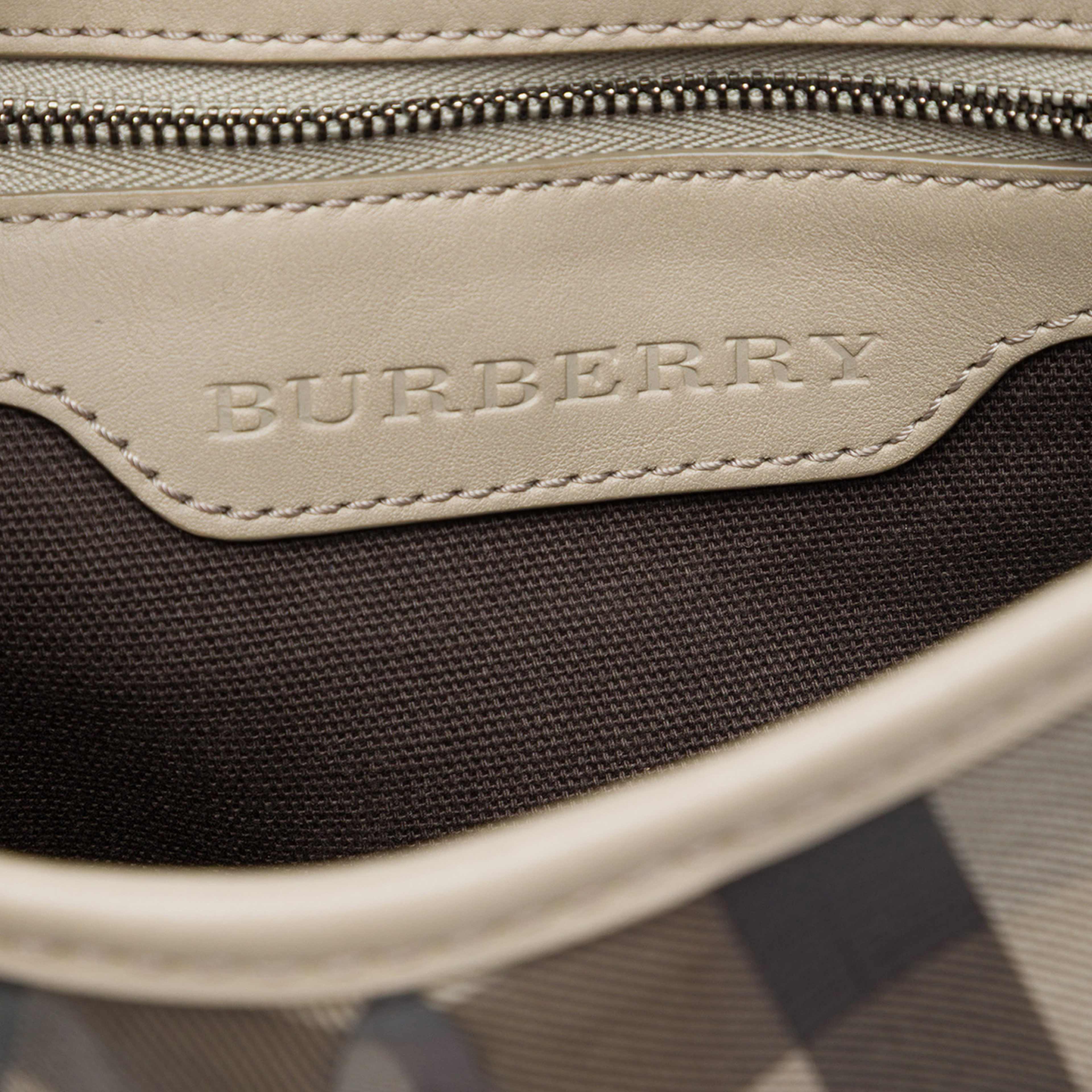 Burberry Smoke Check Coated Canvas Hartham Crossbody, från Luxclusif, i färgen grå. Klicka för att öppna bilden i stort format