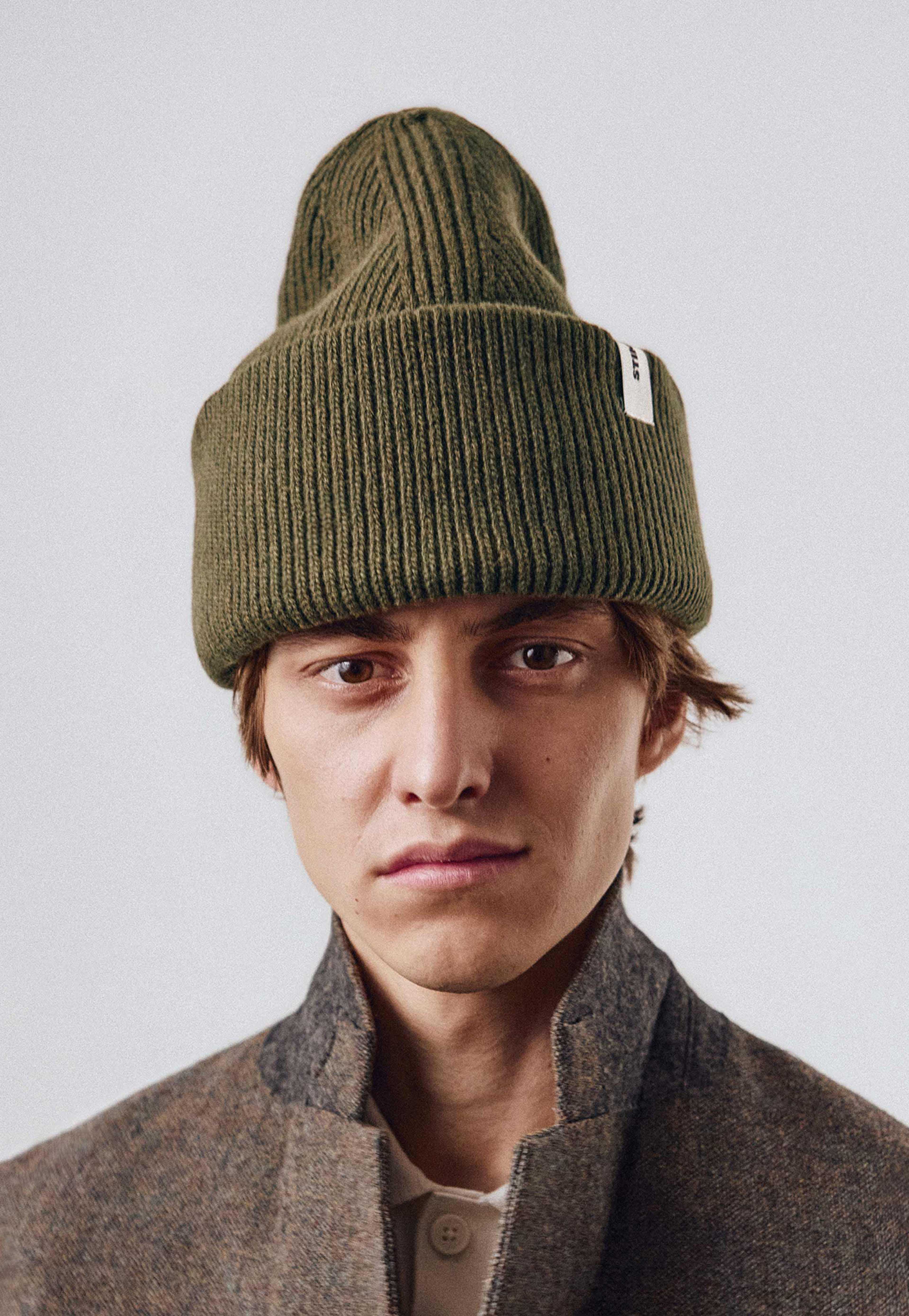 Beanie 01 Merino Chunky Fit, från Stiksen, i färgen ivy. Klicka för att öppna bilden i stort format