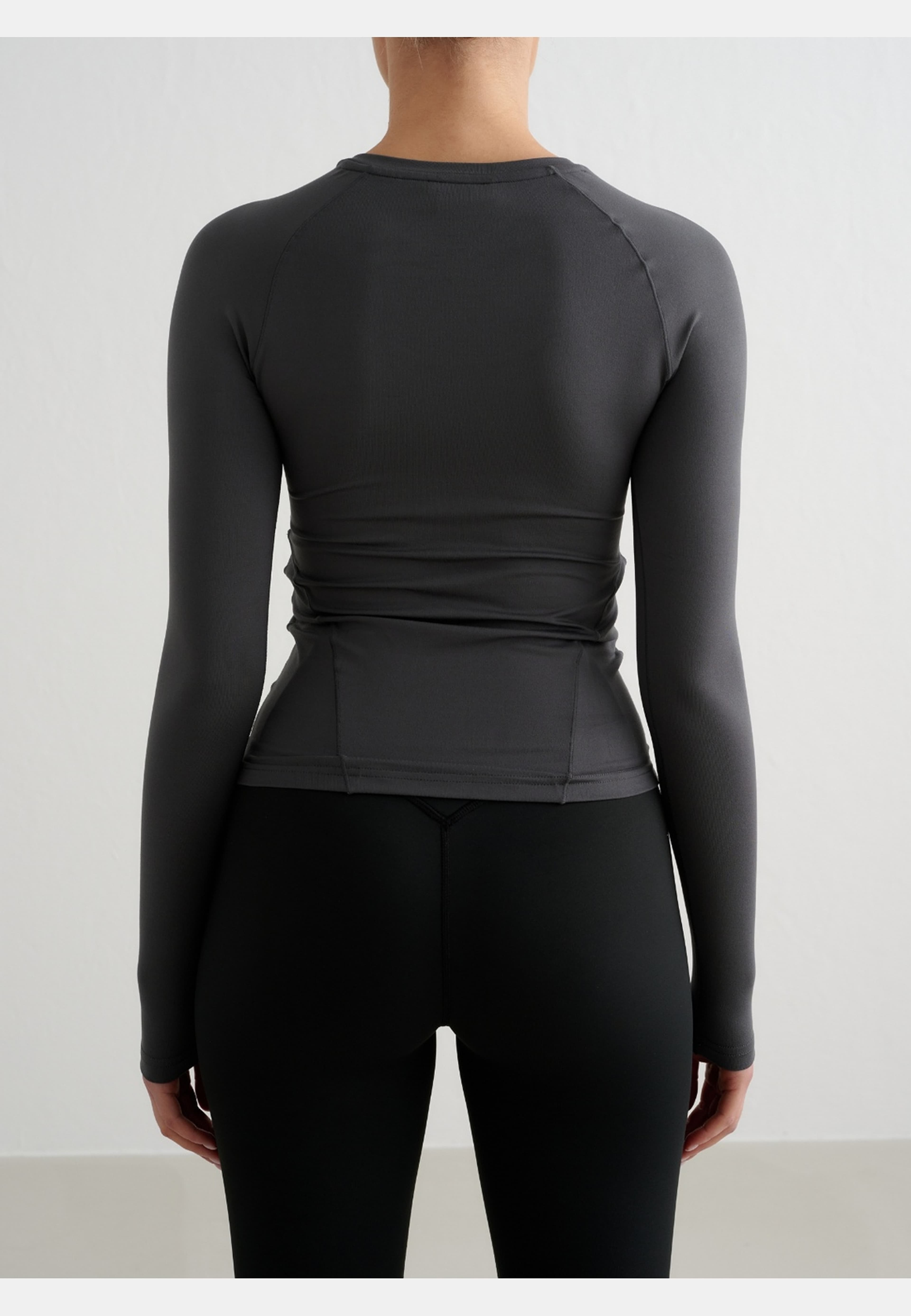 Soft Basic Long Sleeve, från aim'n, i färgen shadow grey. Klicka för att öppna bilden i stort format