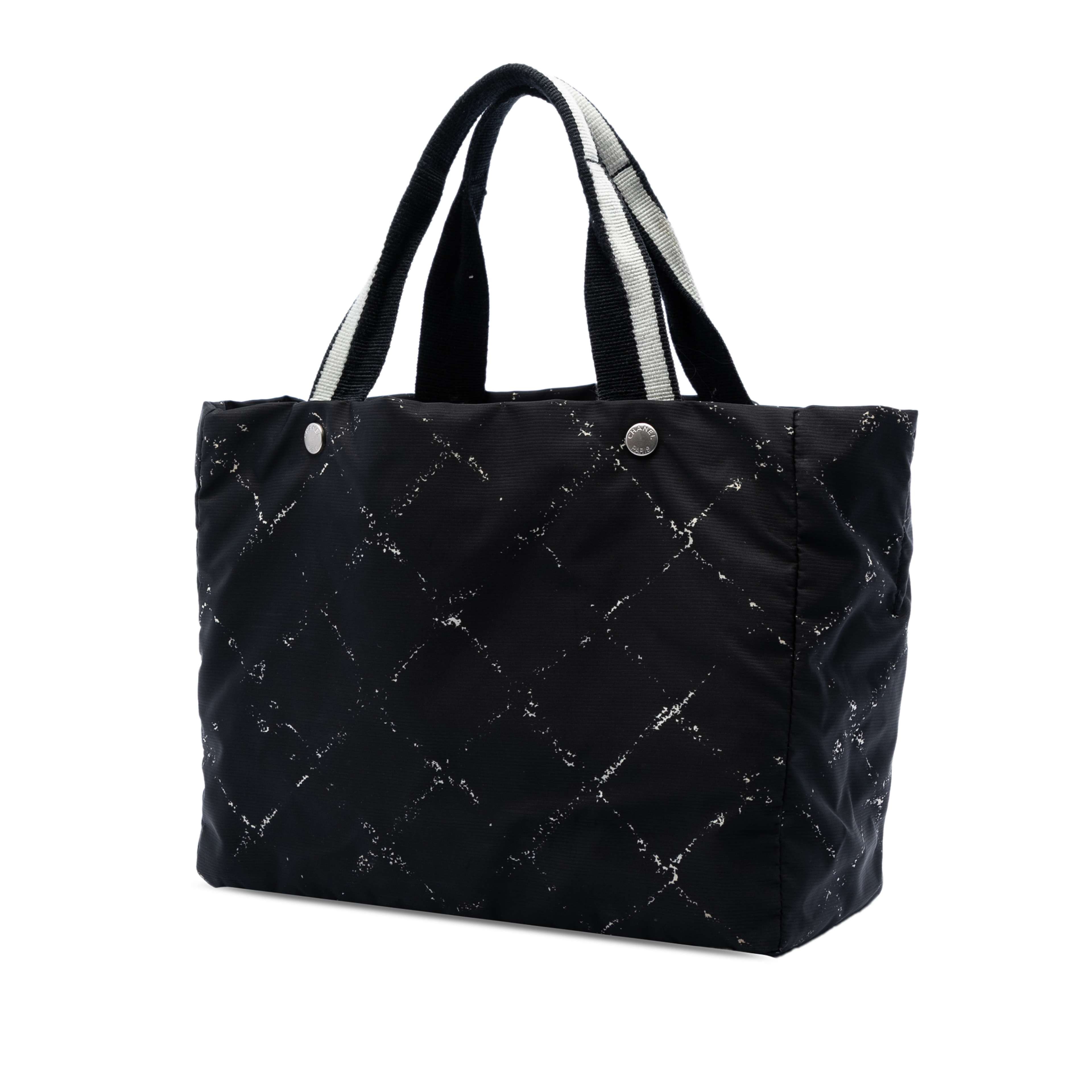 Chanel Old Travel Line Nylon Tote, från Luxclusif, i färgen svart. Klicka för att öppna bilden i stort format