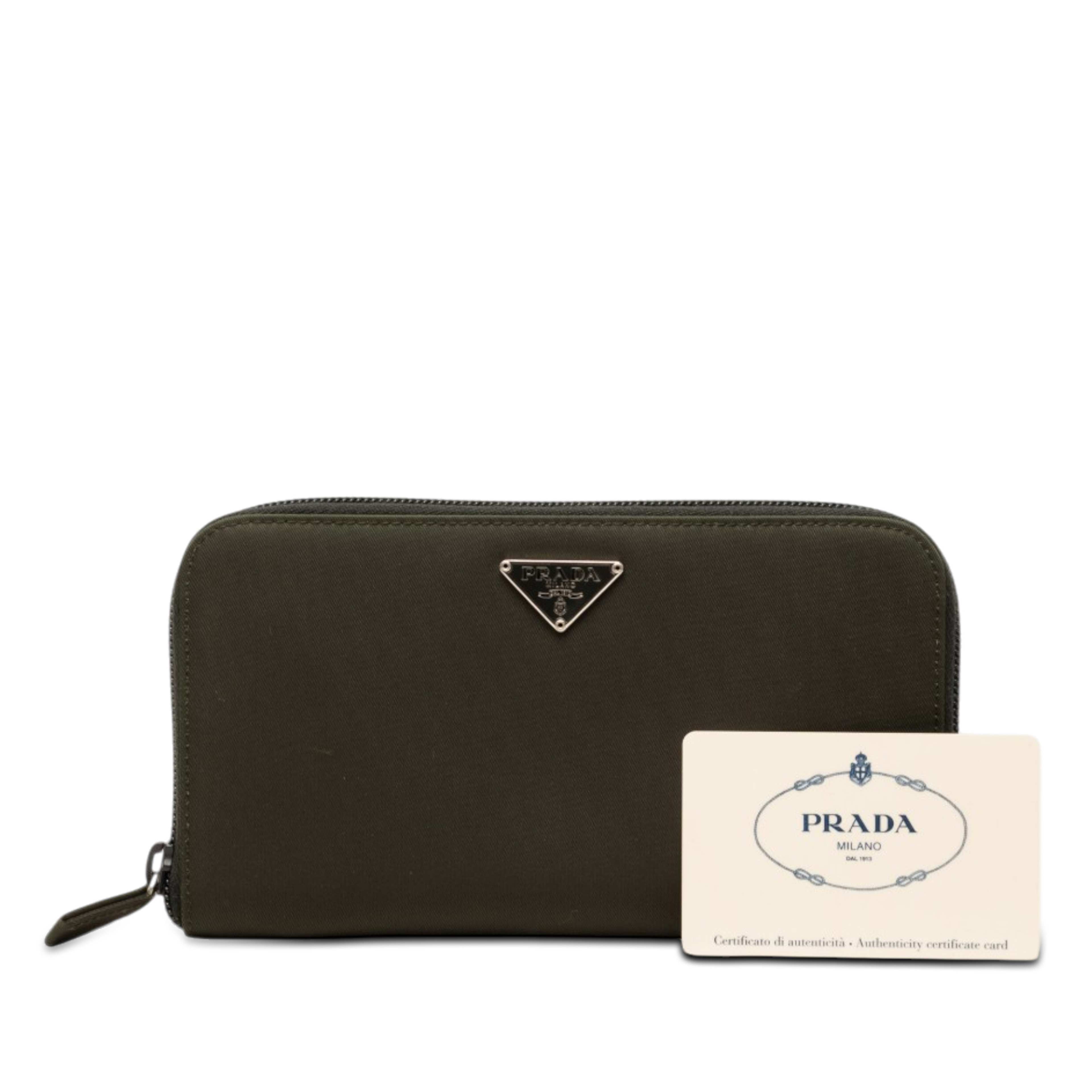 Prada Tessuto Zip Around Wallet, från Luxclusif, i färgen grön. Klicka för att öppna bilden i stort format