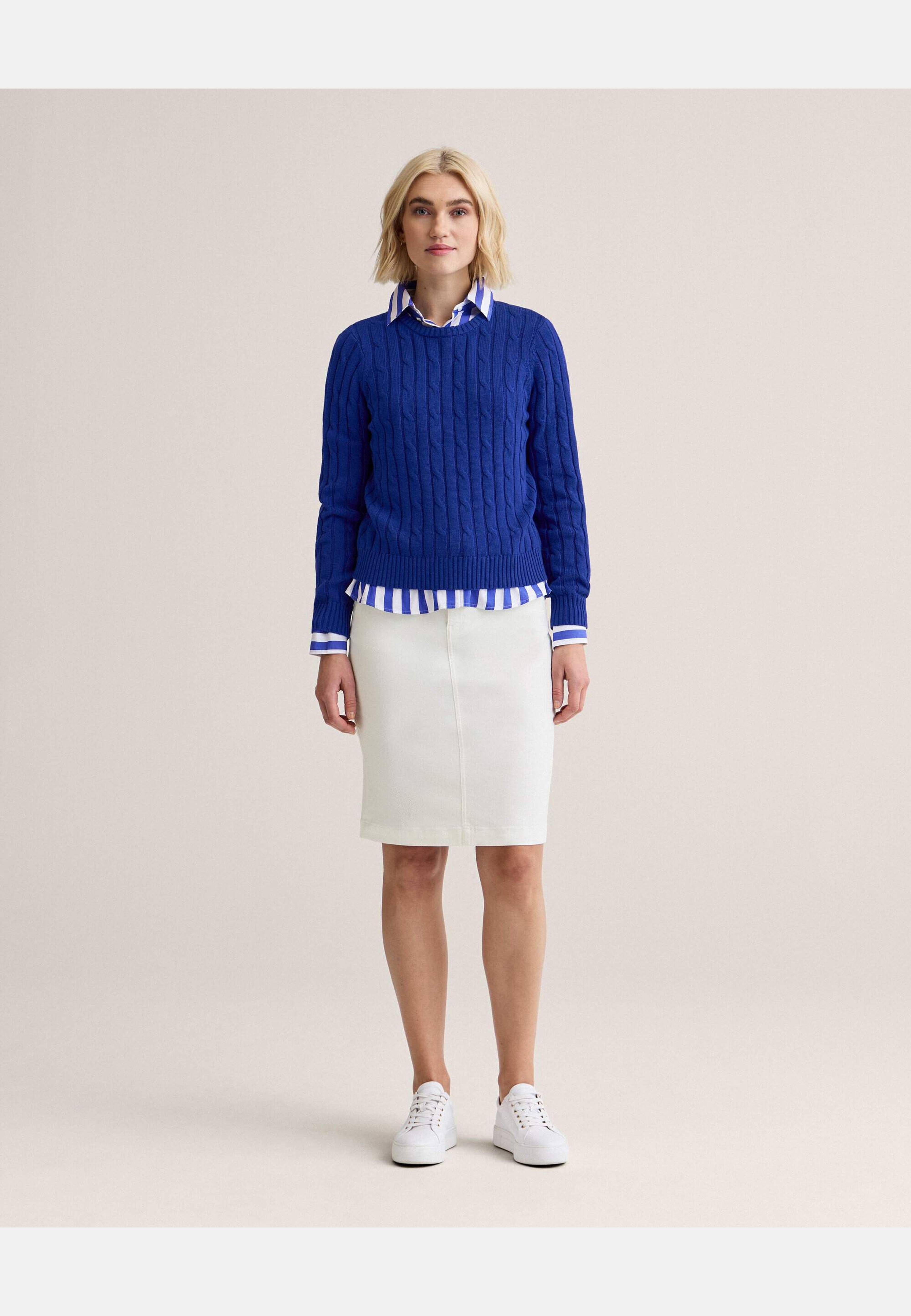 Chloe Cable Sweater, från Newhouse, i färgen kornblå. Klicka för att öppna bilden i stort format
