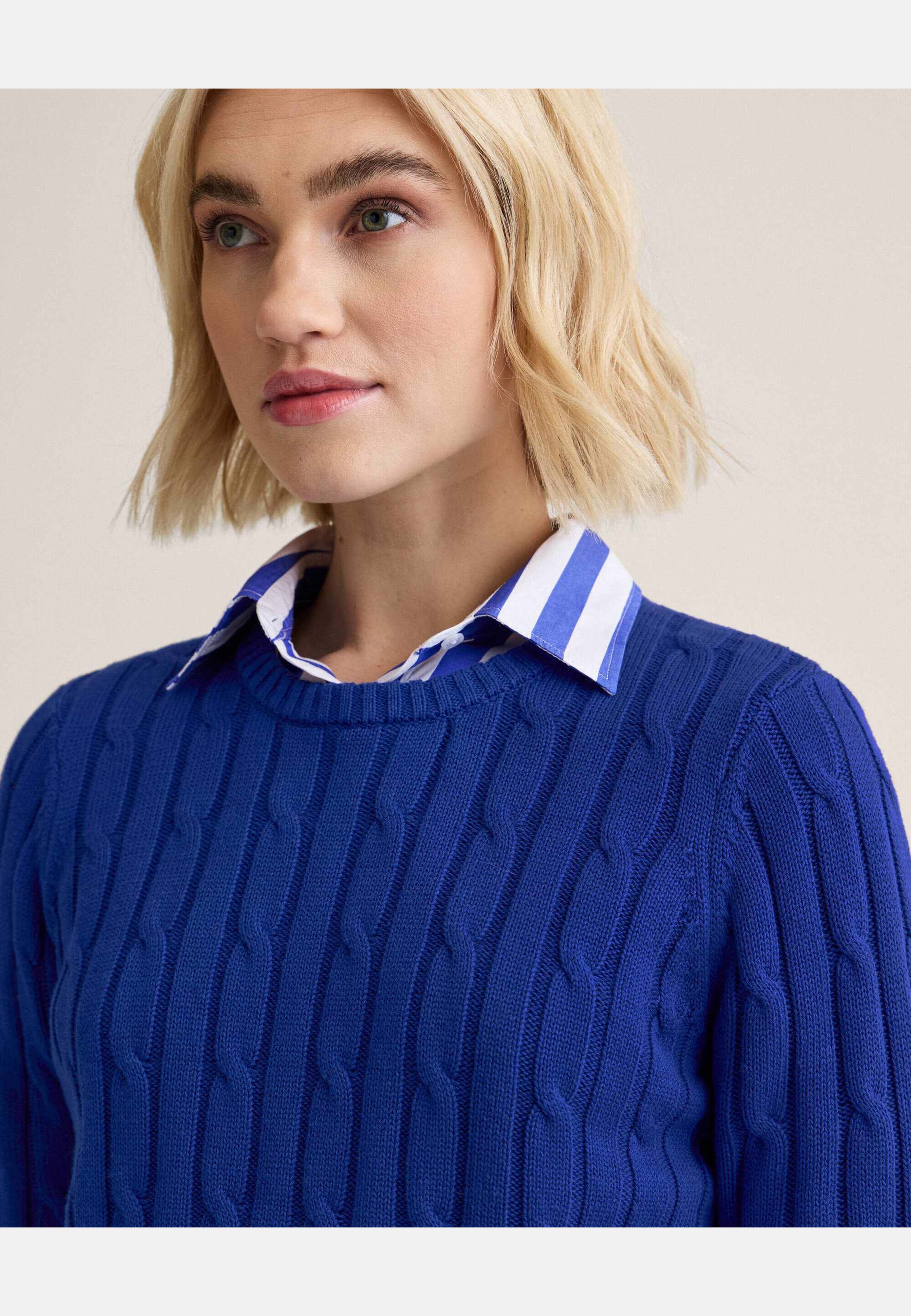 Chloe Cable Sweater, från Newhouse, i färgen kornblå. Klicka för att öppna bilden i stort format